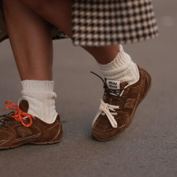 καφέ-sneakers-4-σχέδια-για-να-απογειώσετε-το-sporty-chic-375695