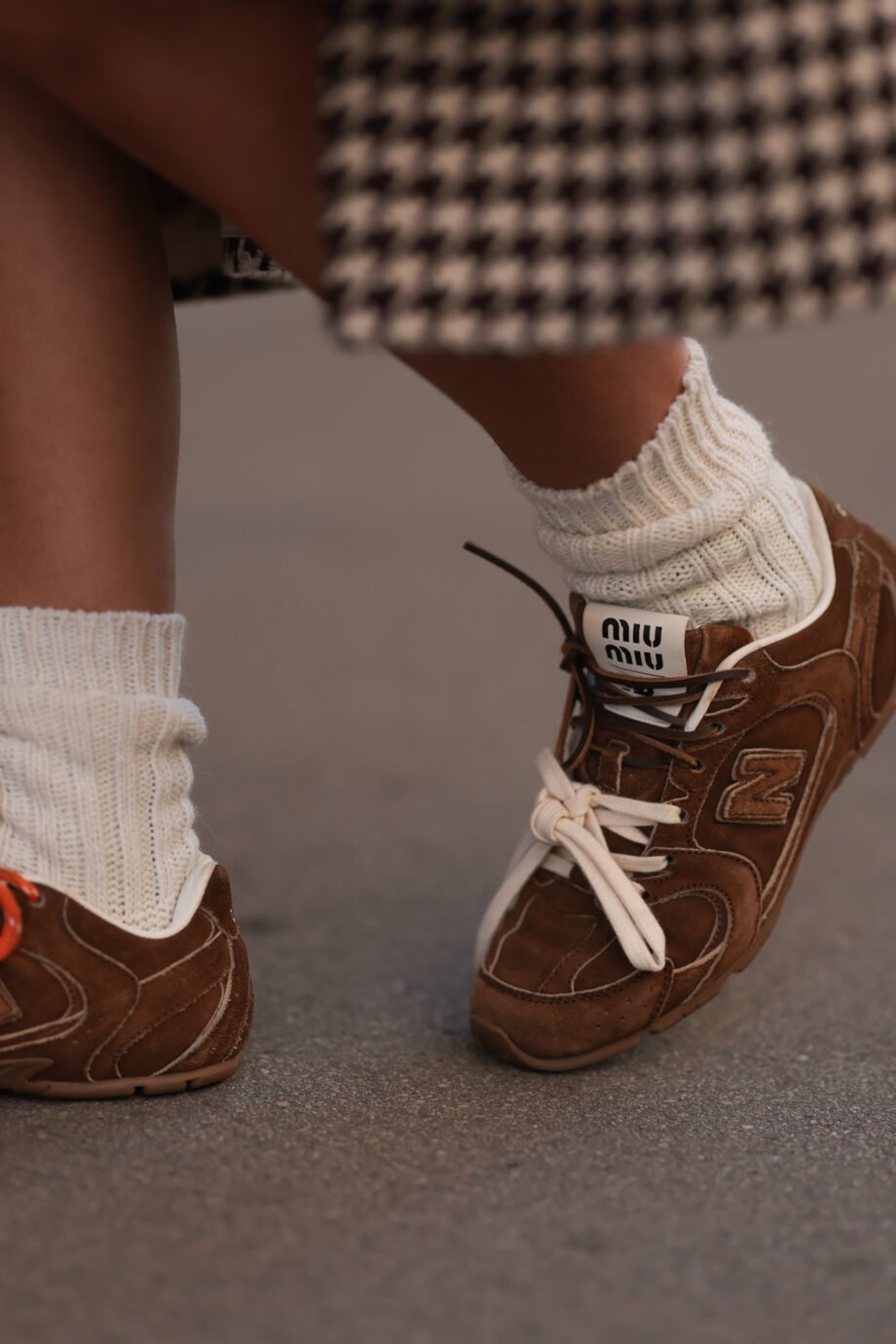 καφέ-sneakers-4-σχέδια-για-να-απογειώσετε-το-sporty-chic-375695