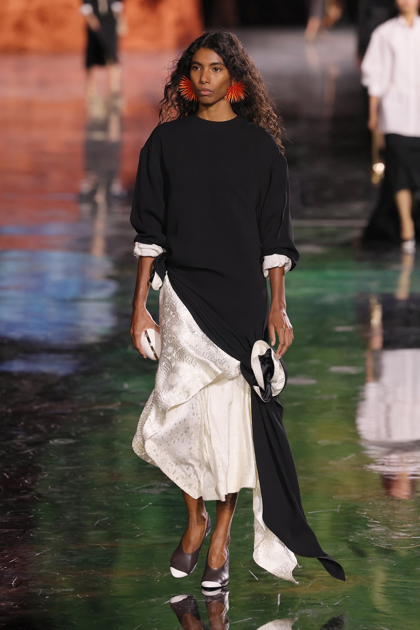 Οι two-tone Chanel γόβες αλλάζουν στυλ και θα γίνουν το νέο αντικείμενο-πόθου-2