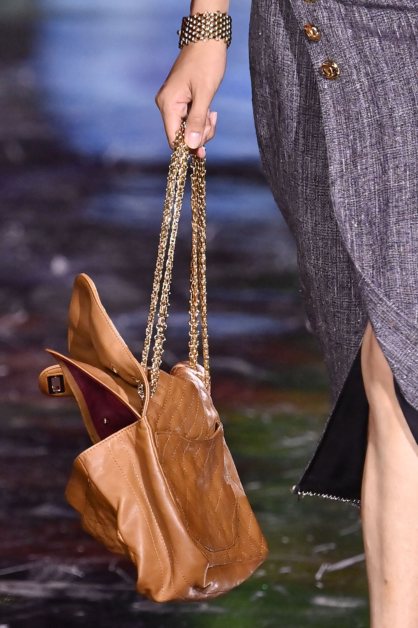 Messy bag: Η πιο πολυπόθητη τσάντα της σεζόν είναι η πιο ατημέλητη-1