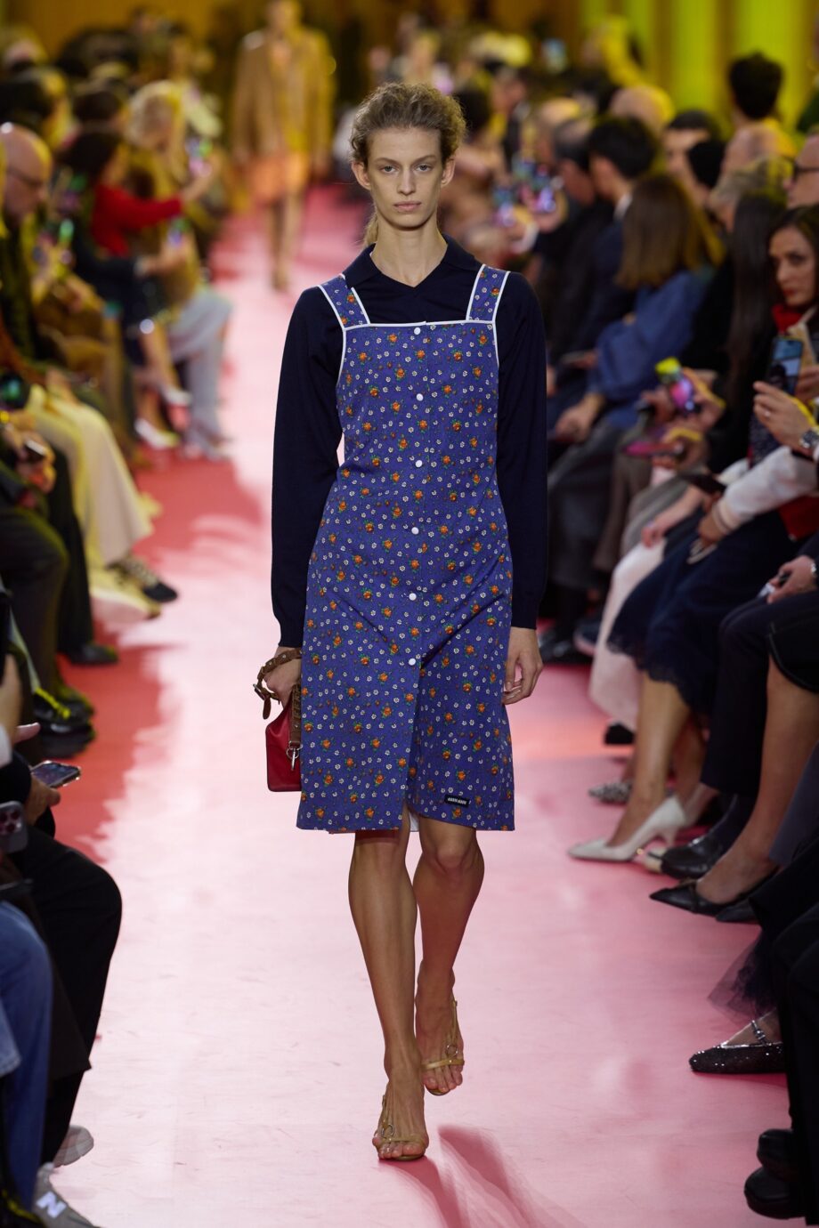 miu-miu-ss26-ένας-φόρος-τιμής-στις-αφανείς-ηρωίδ-376462