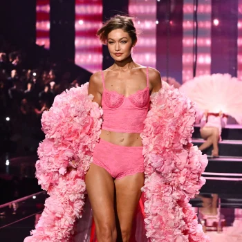 οι-gigi-και-bella-hadid-φόρεσαν-τα-φτερά-τους-στο-victorias-sec-377436