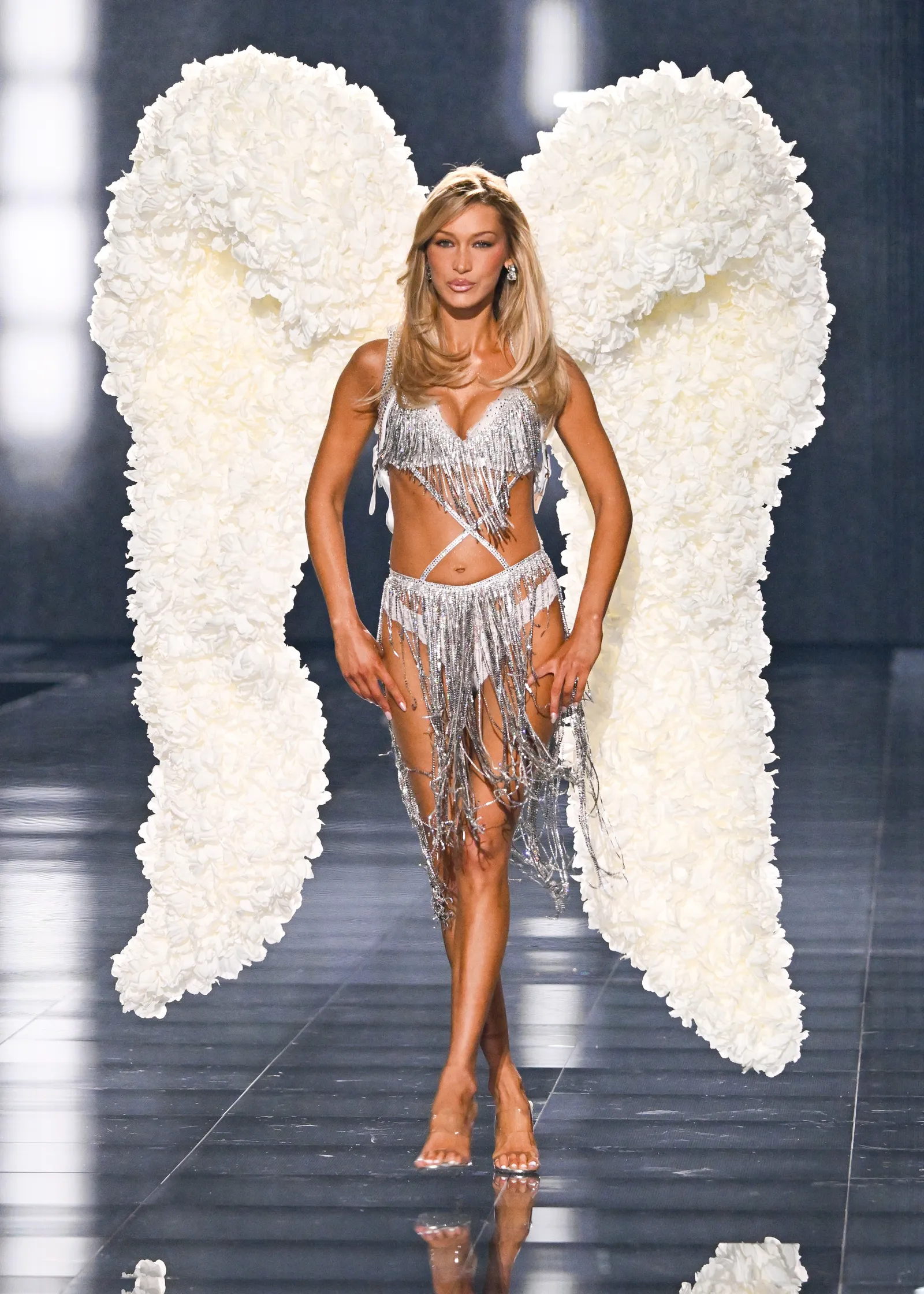 Οι Gigi και Bella Hadid φόρεσαν τα φτερά τους στο Victoria’s Secret show-2