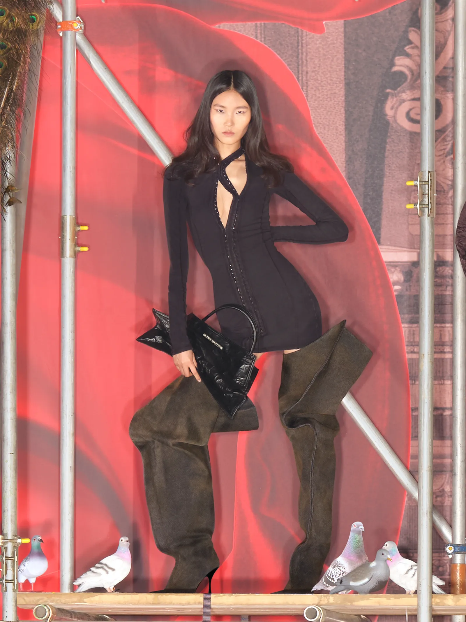 H&M x Glenn Martens: «Είμαι ενθουσιασμένος που βλέπω νέους να φορούν αυτά τα τρελά κομμάτια»-1