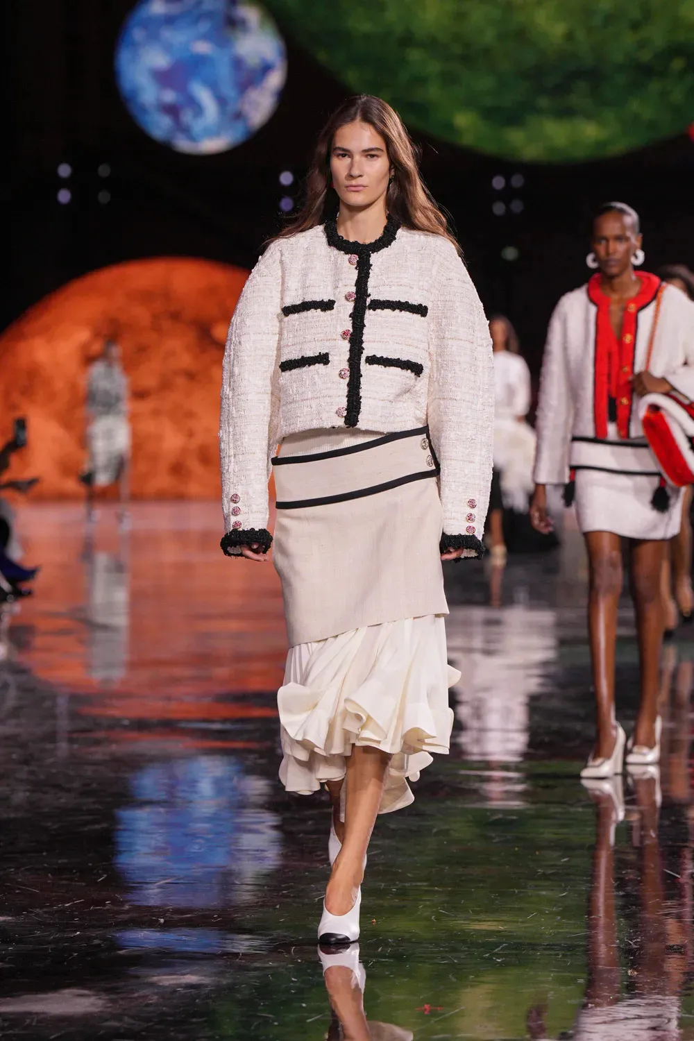 Chanel SS26: Το πολυαναμενόμενο ντεμπούτο του Matthieu Blazy έχει έναν εντελώς νέο ρυθμό και μας προσκαλεί να δούμε το μέλλον του οίκου με μάτια ανυπόμονα για καινοτομίες-9