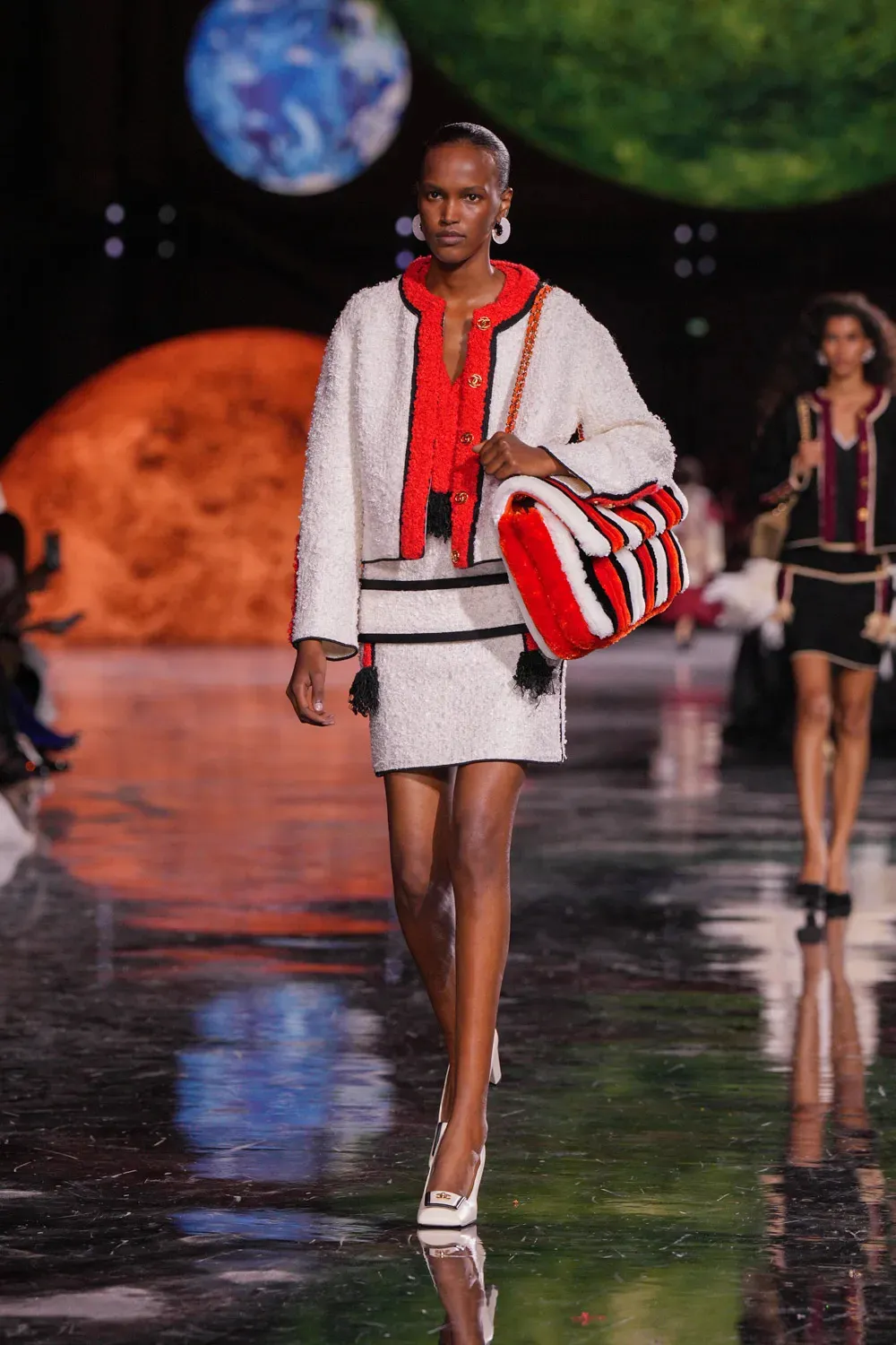 Chanel SS26: Το πολυαναμενόμενο ντεμπούτο του Matthieu Blazy έχει έναν εντελώς νέο ρυθμό και μας προσκαλεί να δούμε το μέλλον του οίκου με μάτια ανυπόμονα για καινοτομίες-11