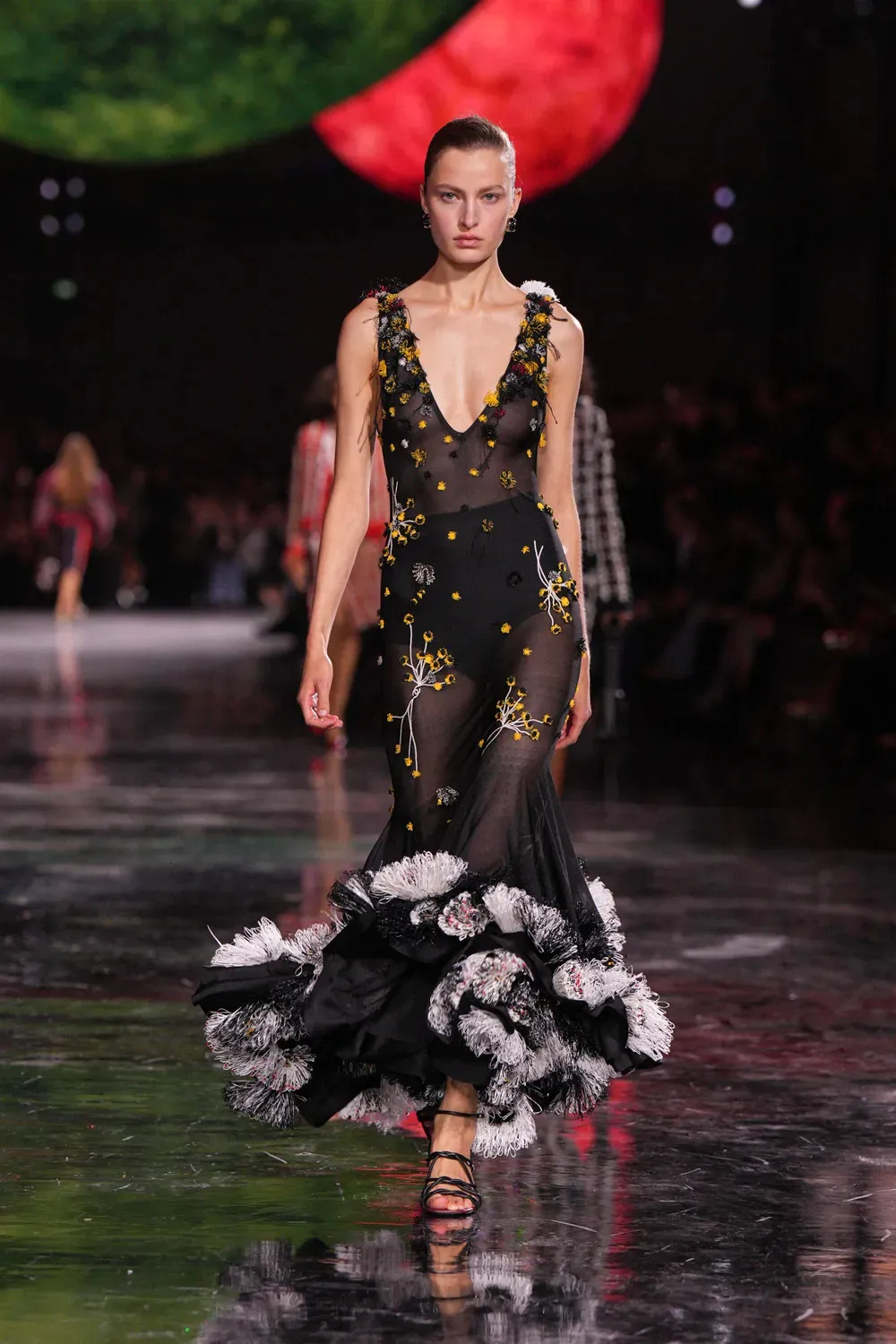 Chanel SS26: Το πολυαναμενόμενο ντεμπούτο του Matthieu Blazy έχει έναν εντελώς νέο ρυθμό και μας προσκαλεί να δούμε το μέλλον του οίκου με μάτια ανυπόμονα για καινοτομίες-12