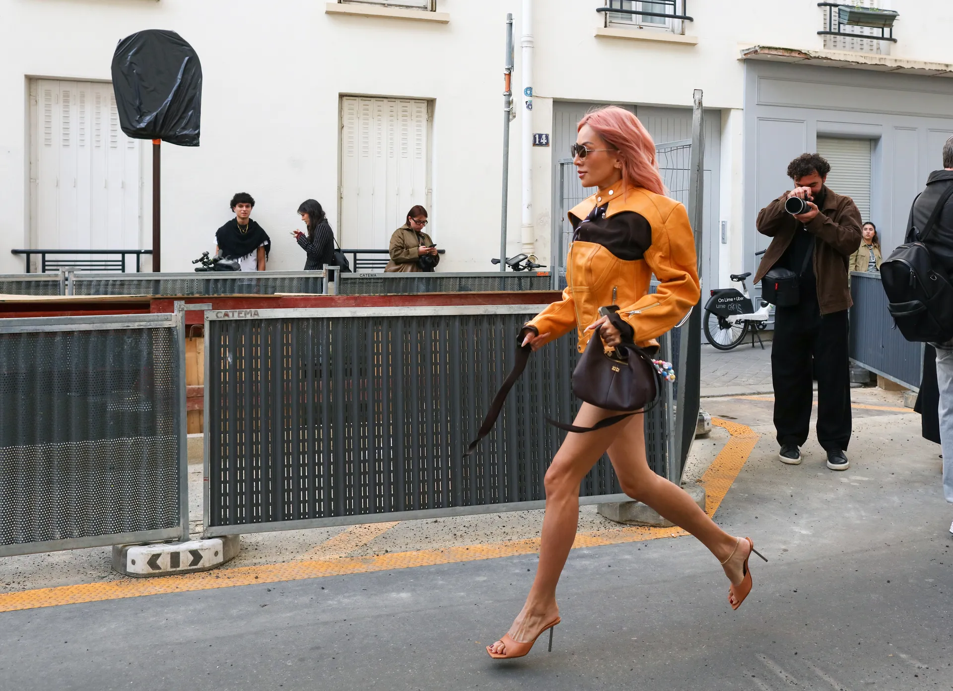 Τι φορούν τώρα στο Παρίσι; Το street style απαντά-37