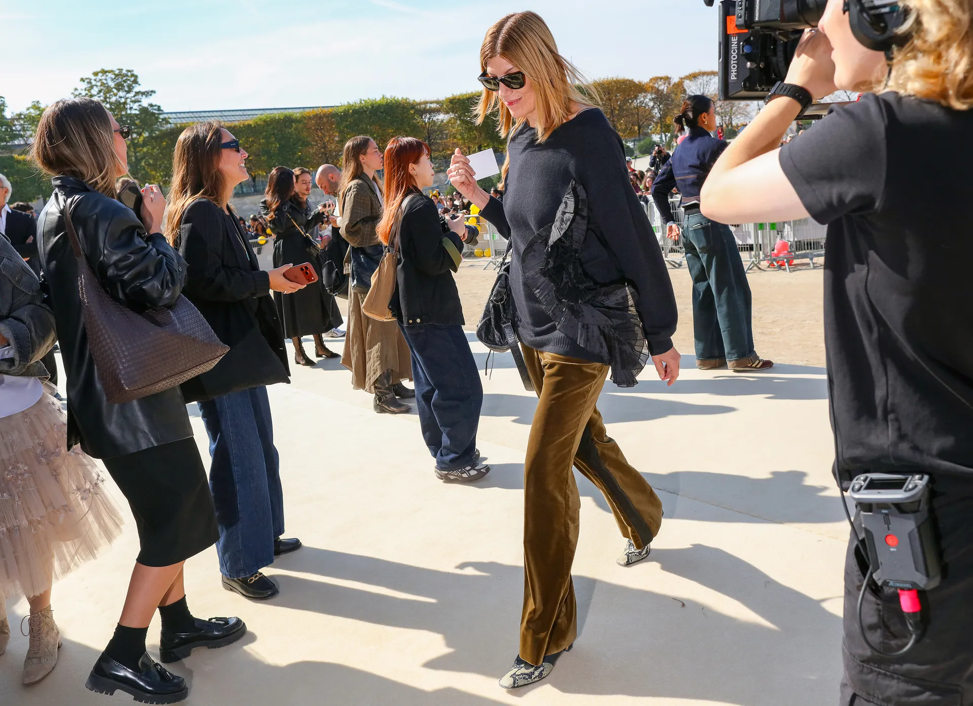 Τι φορούν τώρα στο Παρίσι; Το street style απαντά-24