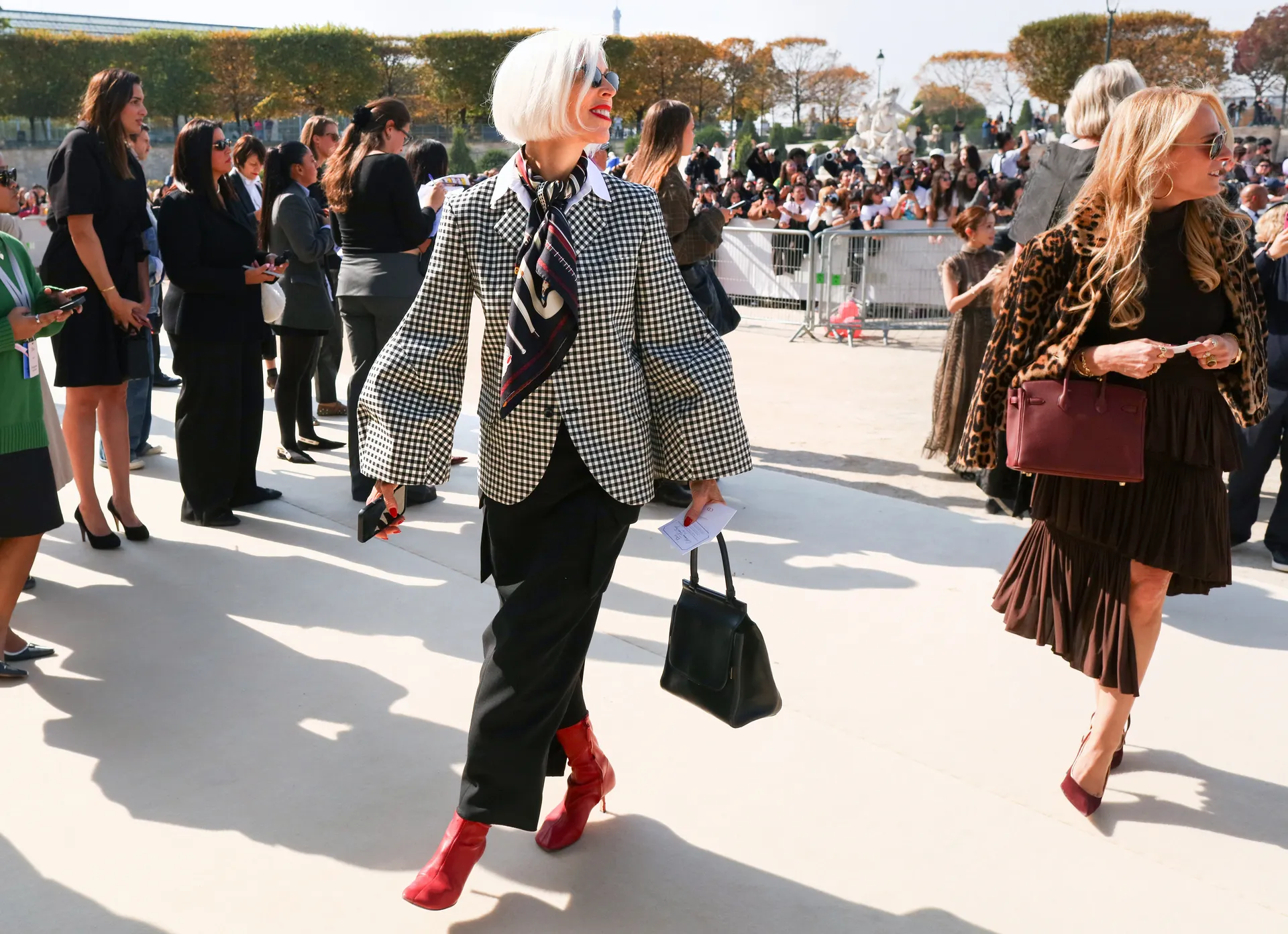 Τι φορούν τώρα στο Παρίσι; Το street style απαντά-16