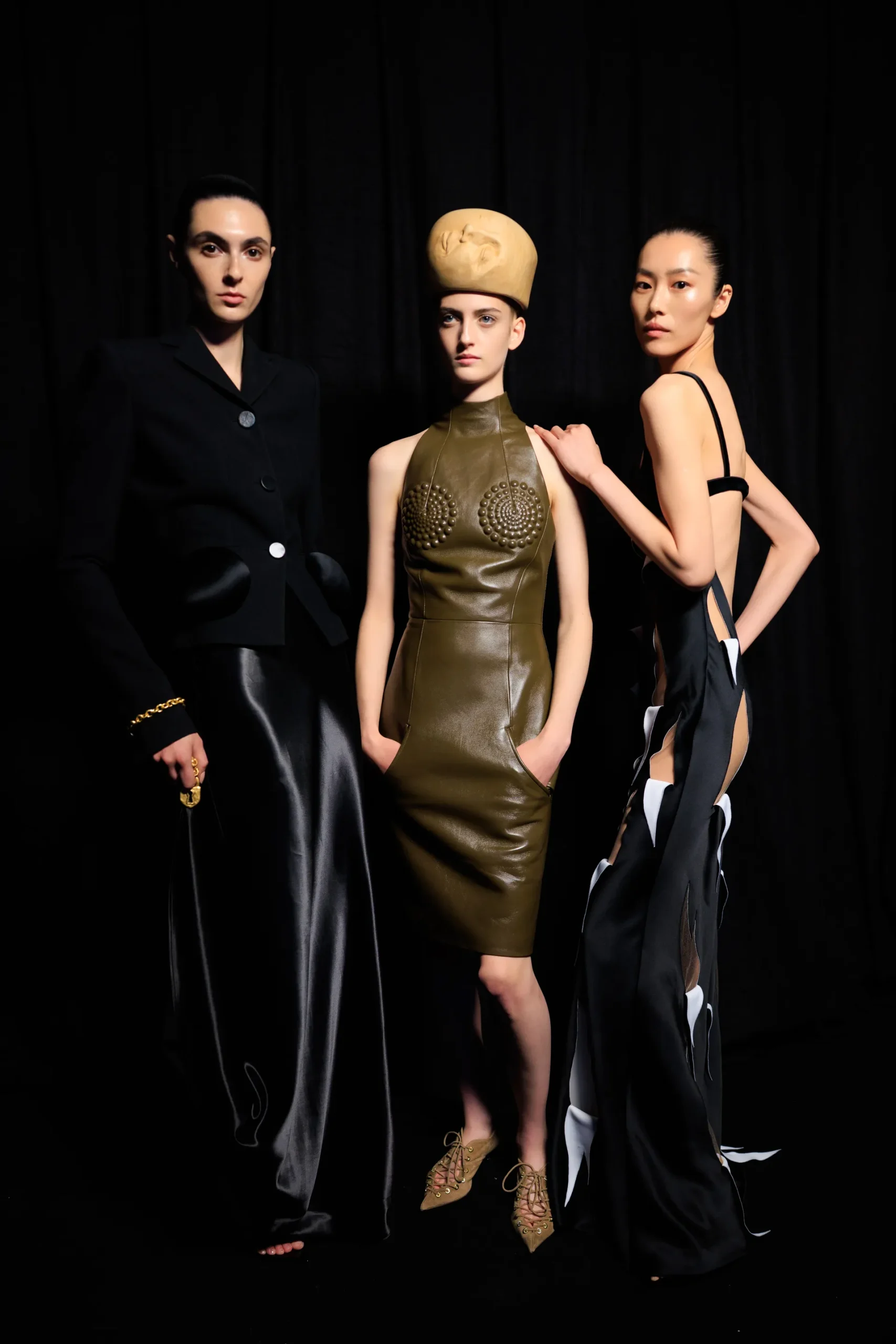 Schiaparelli SS26: Η γυμνή αλήθεια λάμπει στο σκοτάδι-15