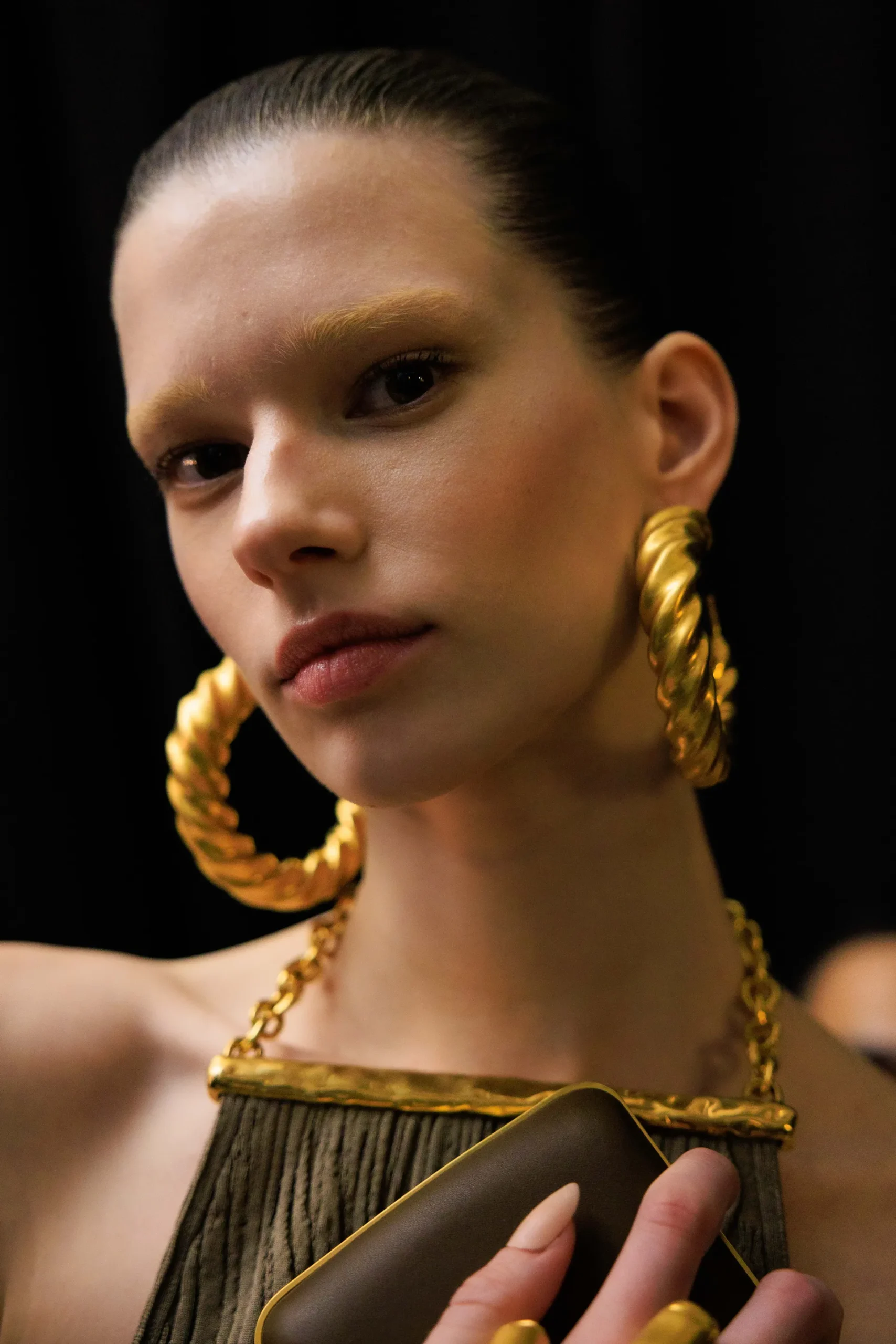 Schiaparelli SS26: Η γυμνή αλήθεια λάμπει στο σκοτάδι-13
