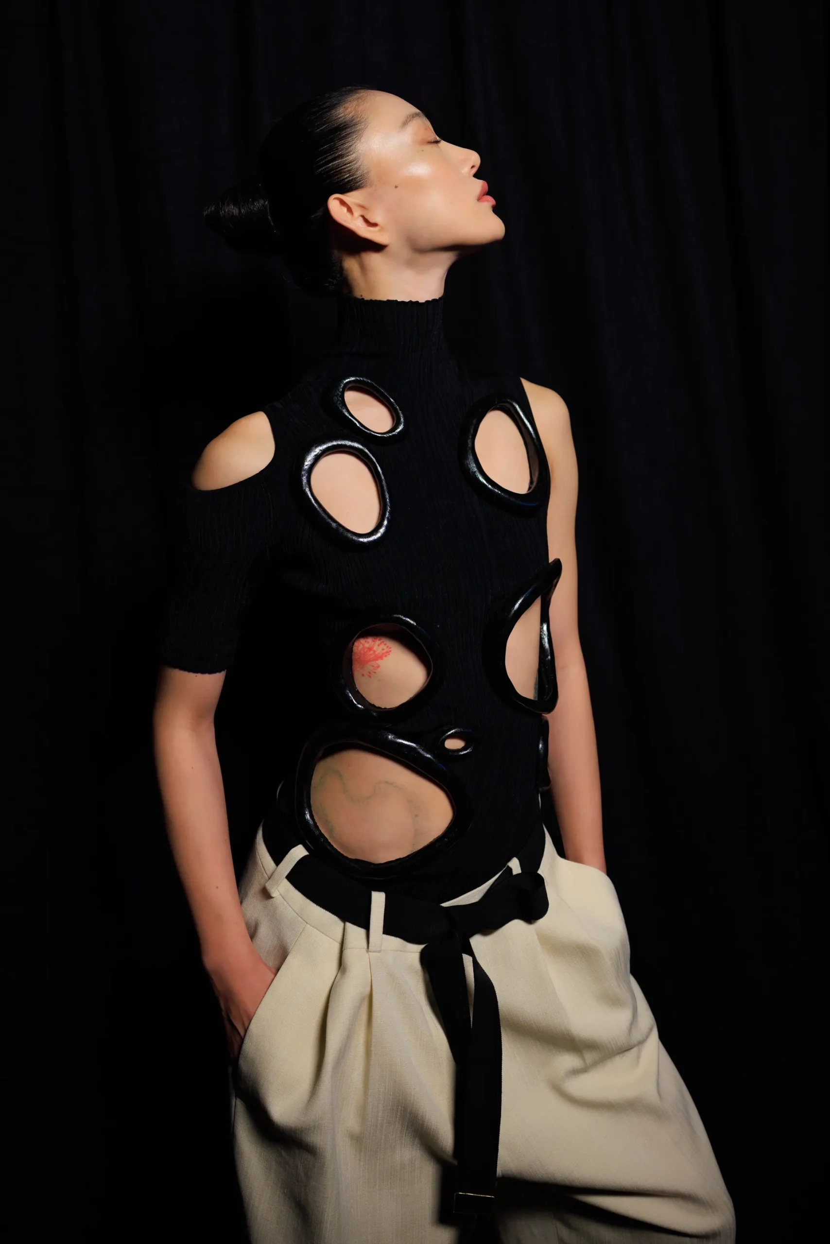 Schiaparelli SS26: Η γυμνή αλήθεια λάμπει στο σκοτάδι-11