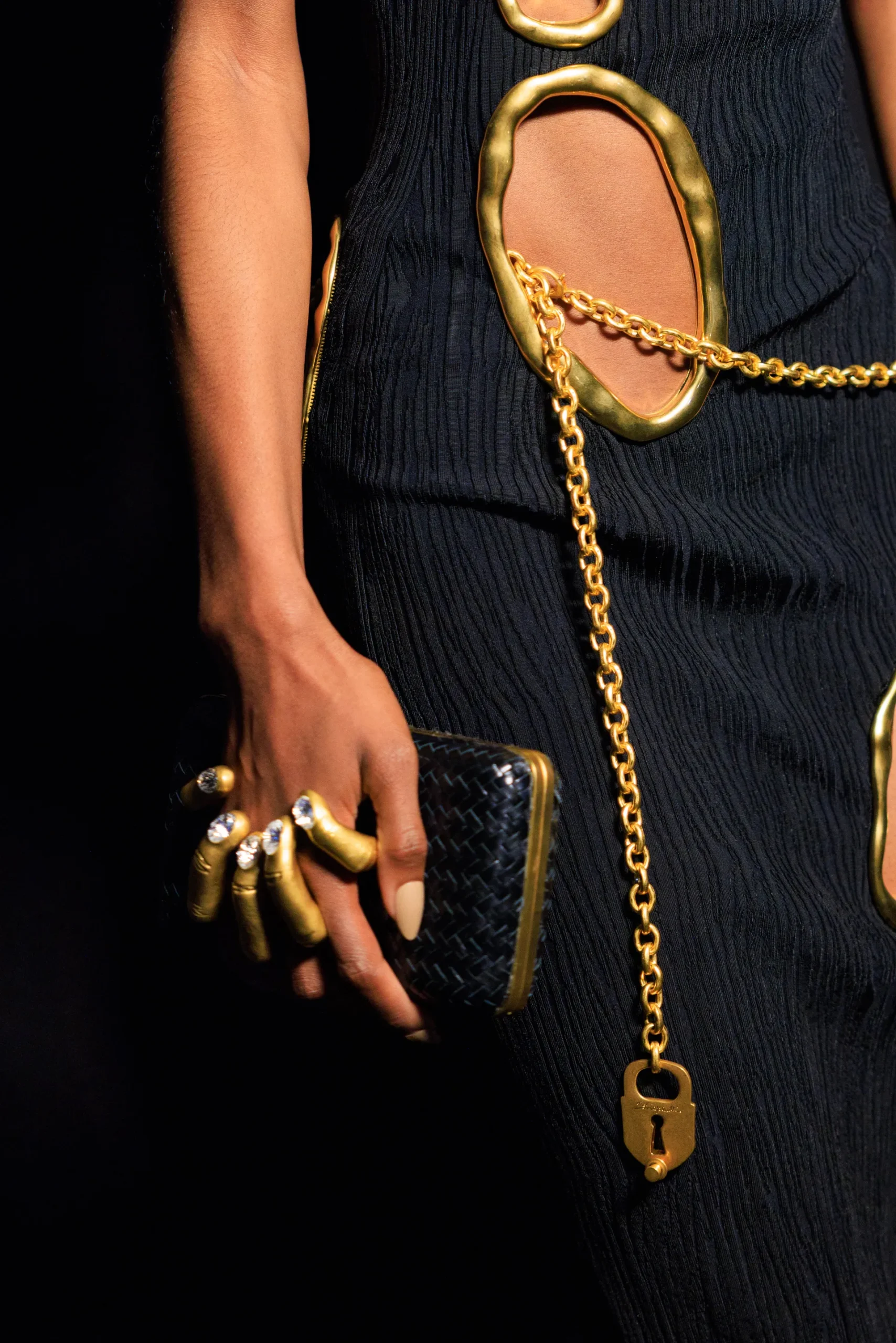 Schiaparelli SS26: Η γυμνή αλήθεια λάμπει στο σκοτάδι-8