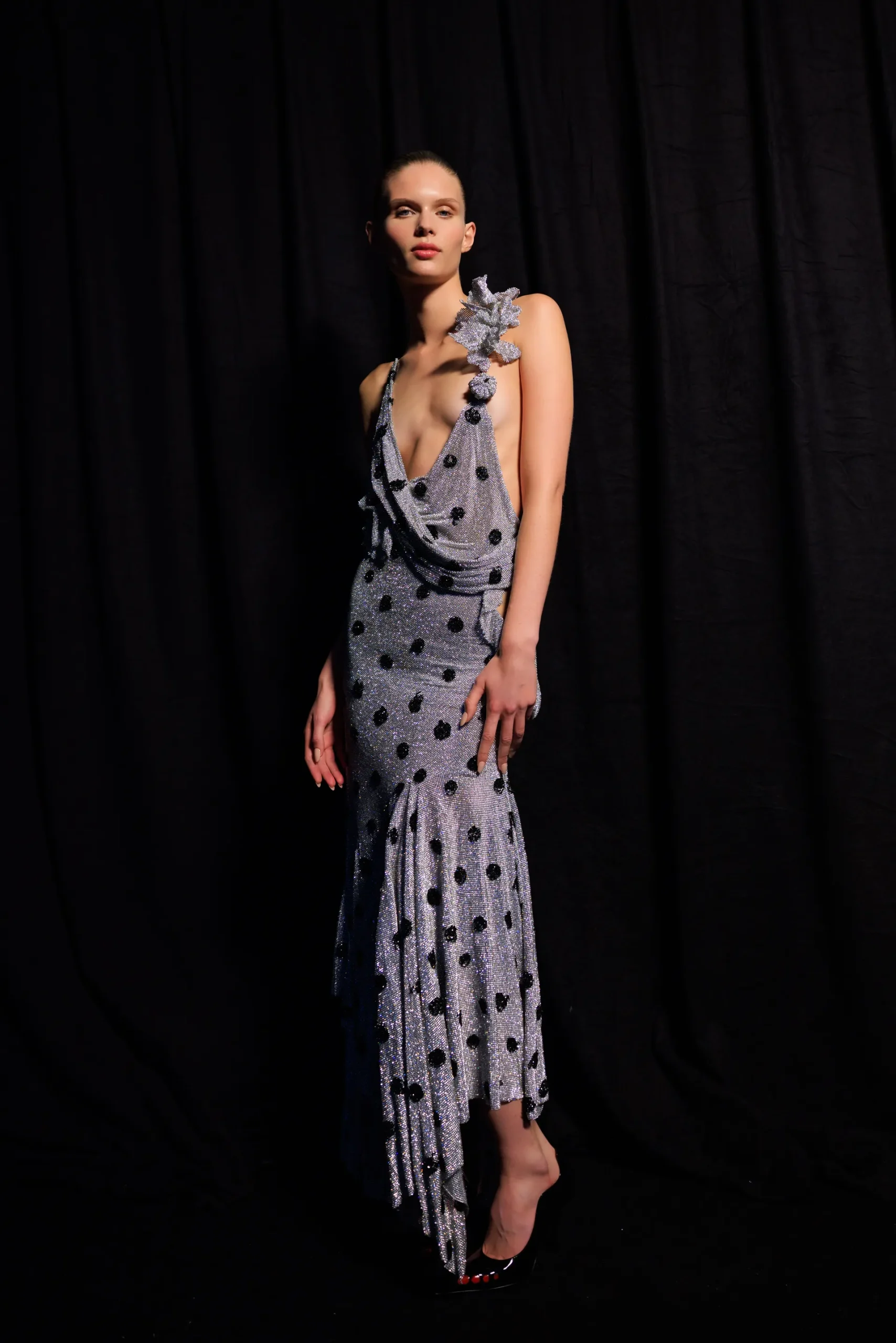 Schiaparelli SS26: Η γυμνή αλήθεια λάμπει στο σκοτάδι-6