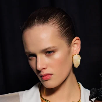 schiaparelli-ss26-η-γυμνή-αλήθεια-λάμπει-στο-σκοτάδι-375849