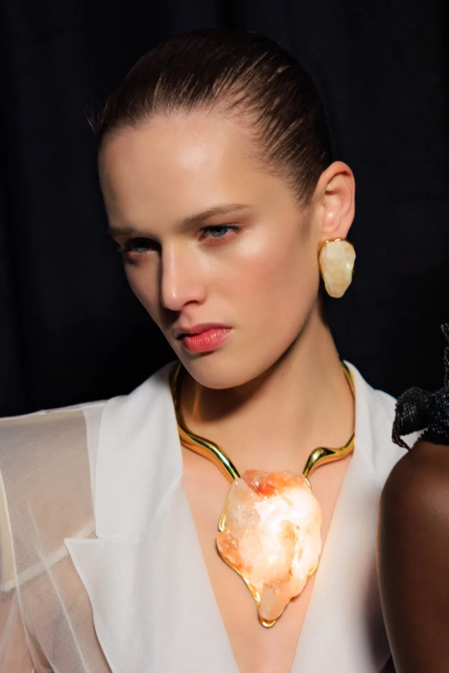 schiaparelli-ss26-η-γυμνή-αλήθεια-λάμπει-στο-σκοτάδι-375849