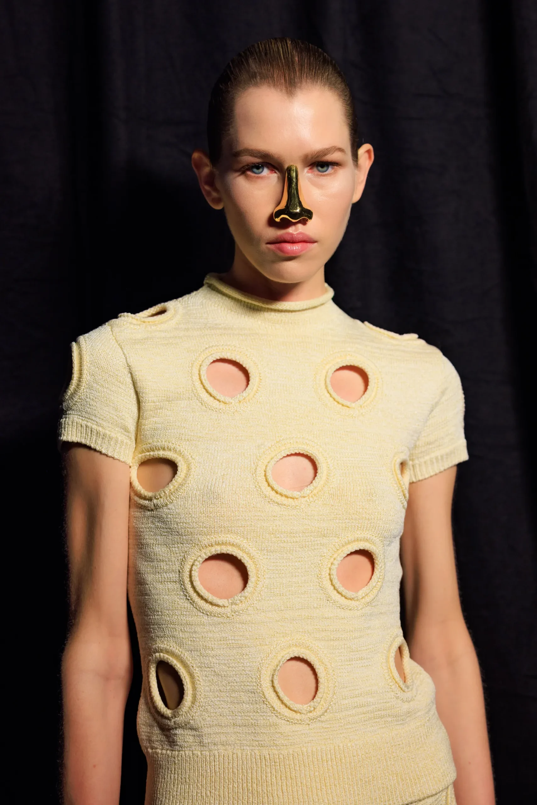 Schiaparelli SS26: Η γυμνή αλήθεια λάμπει στο σκοτάδι-4