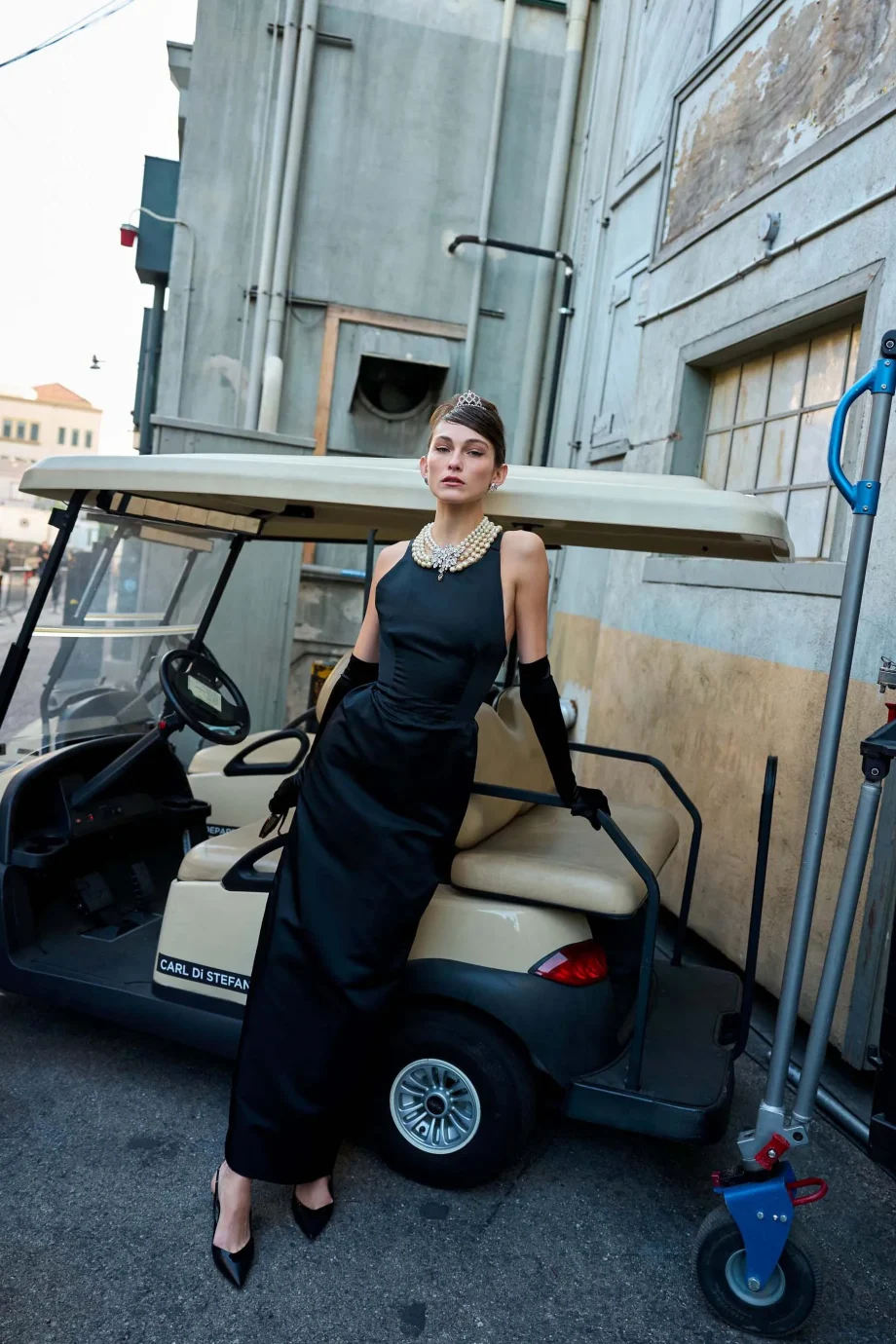 το-φόρεμα-της-audrey-hepburn-από-το-breakfast-at-tiffanys-στο-vogue-world-2025-hollywood-378530