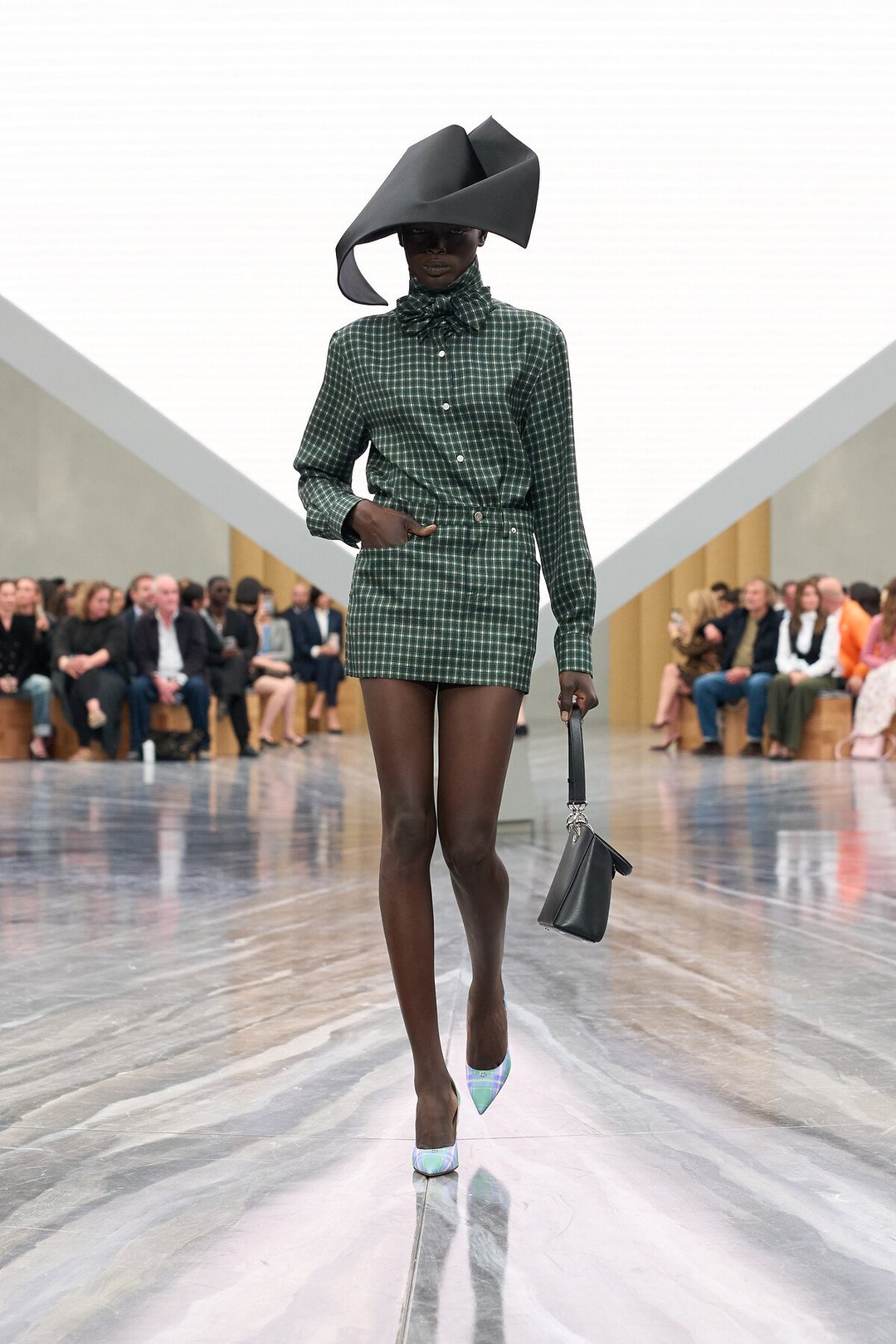 Dior SS26: Ο Jonathan Anderson τοποθετεί τους κώδικες του οίκου στο τώρα-5