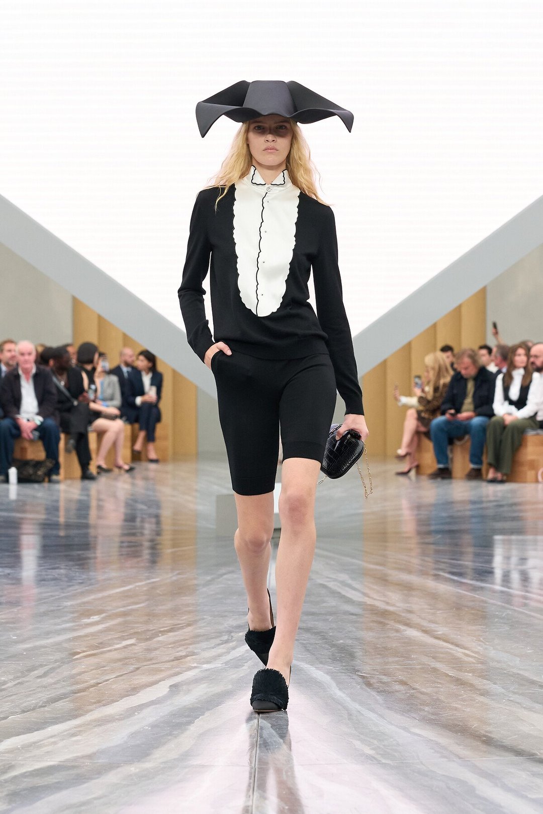Dior SS26: Ο Jonathan Anderson τοποθετεί τους κώδικες του οίκου στο τώρα-7