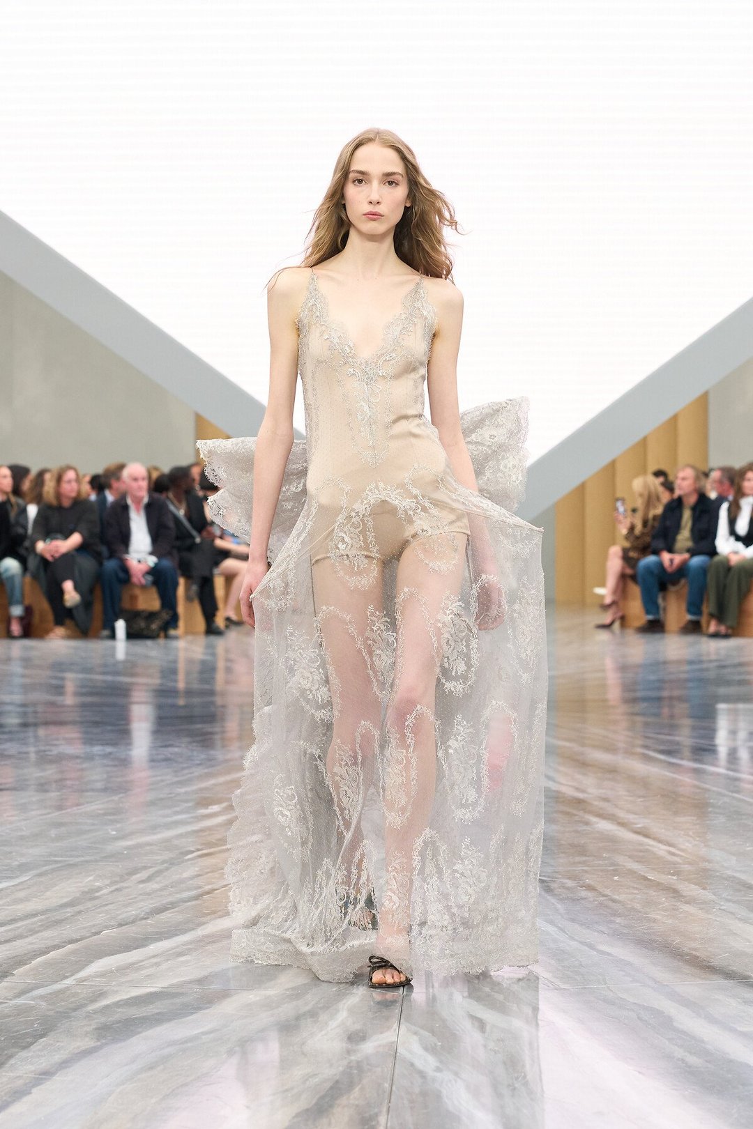 Dior SS26: Ο Jonathan Anderson τοποθετεί τους κώδικες του οίκου στο τώρα-9