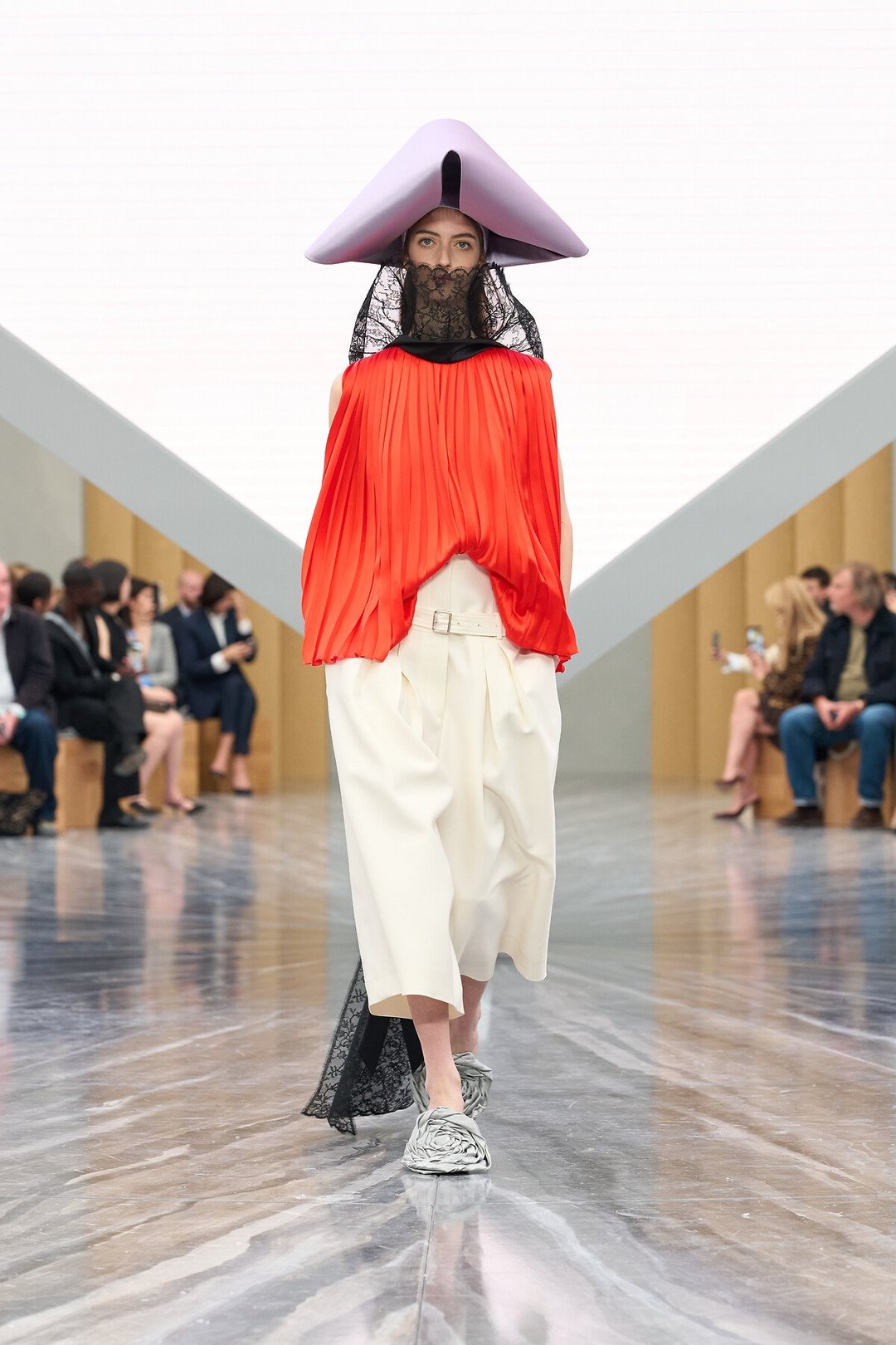 Dior SS26: Ο Jonathan Anderson τοποθετεί τους κώδικες του οίκου στο τώρα-4