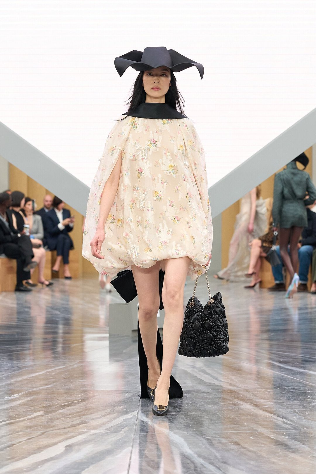 Dior SS26: Ο Jonathan Anderson τοποθετεί τους κώδικες του οίκου στο τώρα-12