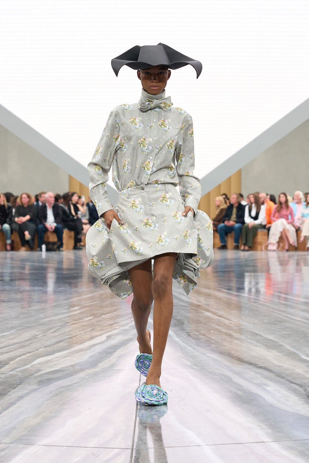 Dior SS26: Ο Jonathan Anderson τοποθετεί τους κώδικες του οίκου στο τώρα-13