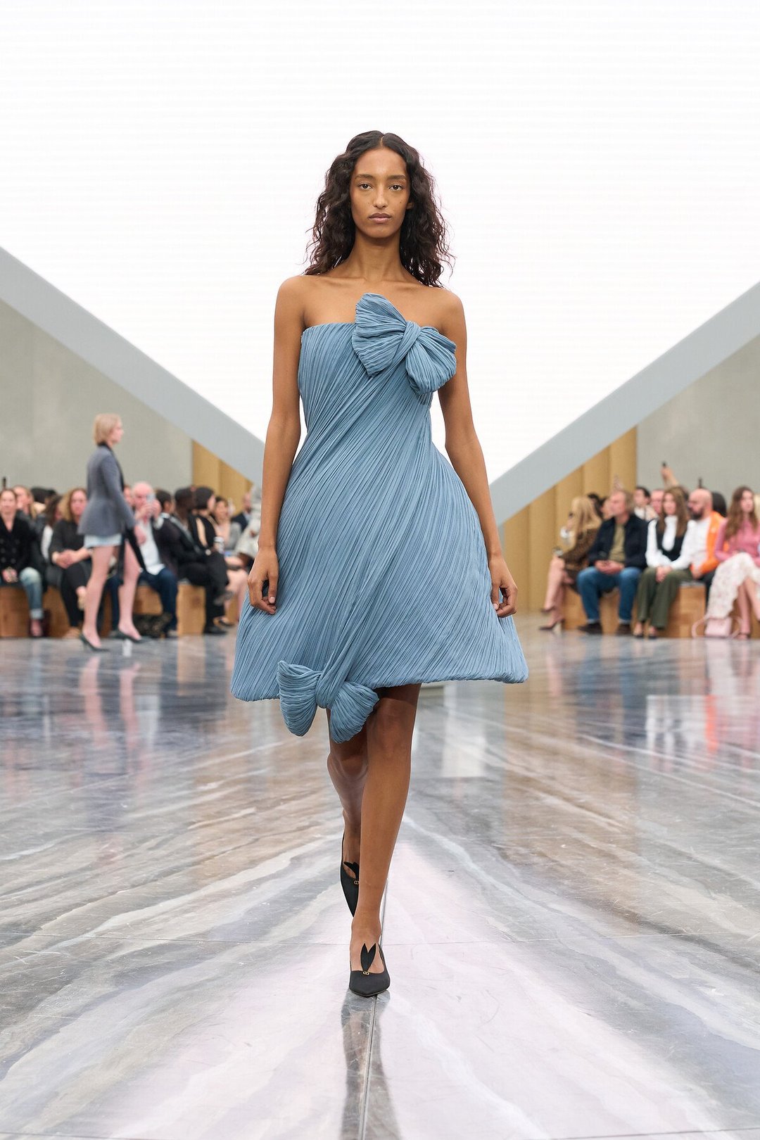 Dior SS26: Ο Jonathan Anderson τοποθετεί τους κώδικες του οίκου στο τώρα-11