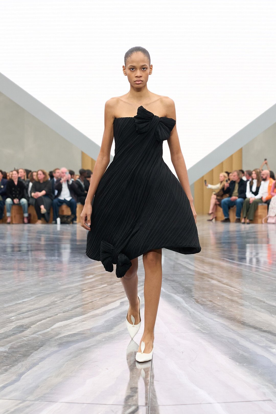 Dior SS26: Ο Jonathan Anderson τοποθετεί τους κώδικες του οίκου στο τώρα-15