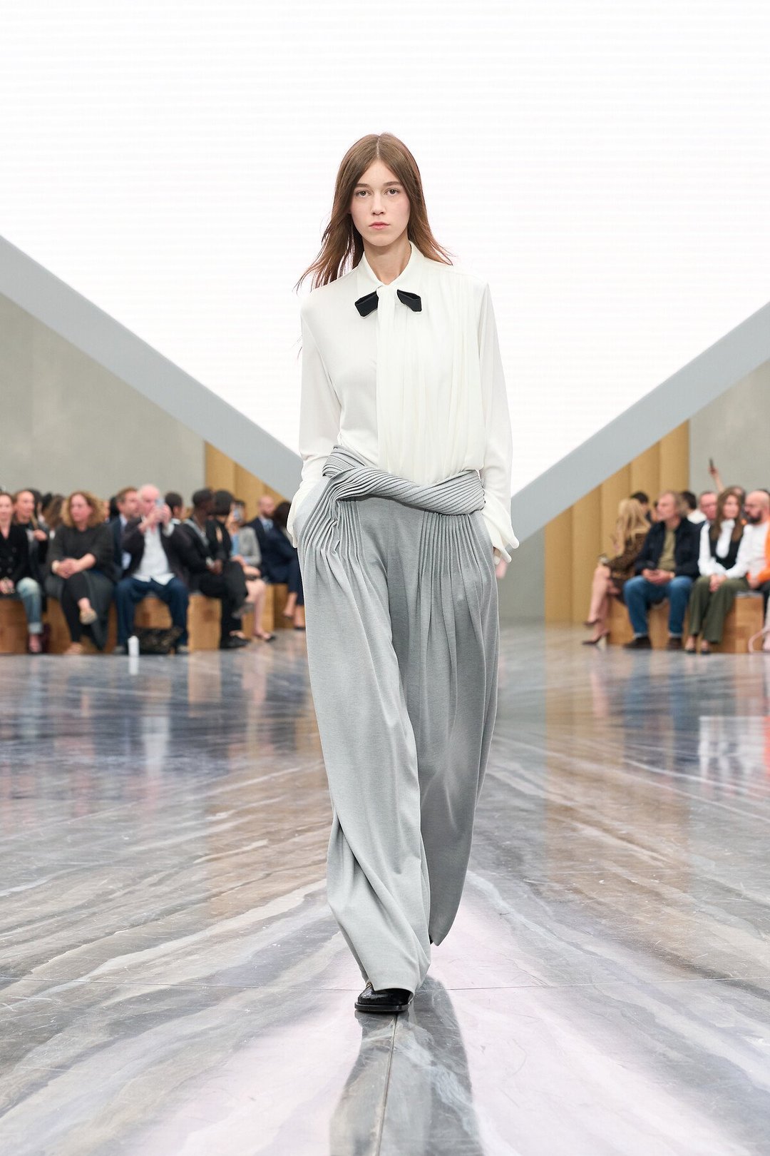 Dior SS26: Ο Jonathan Anderson τοποθετεί τους κώδικες του οίκου στο τώρα-16