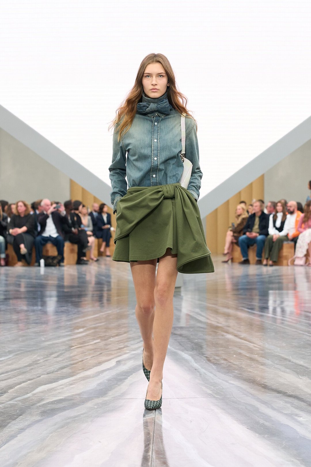 Dior SS26: Ο Jonathan Anderson τοποθετεί τους κώδικες του οίκου στο τώρα-17