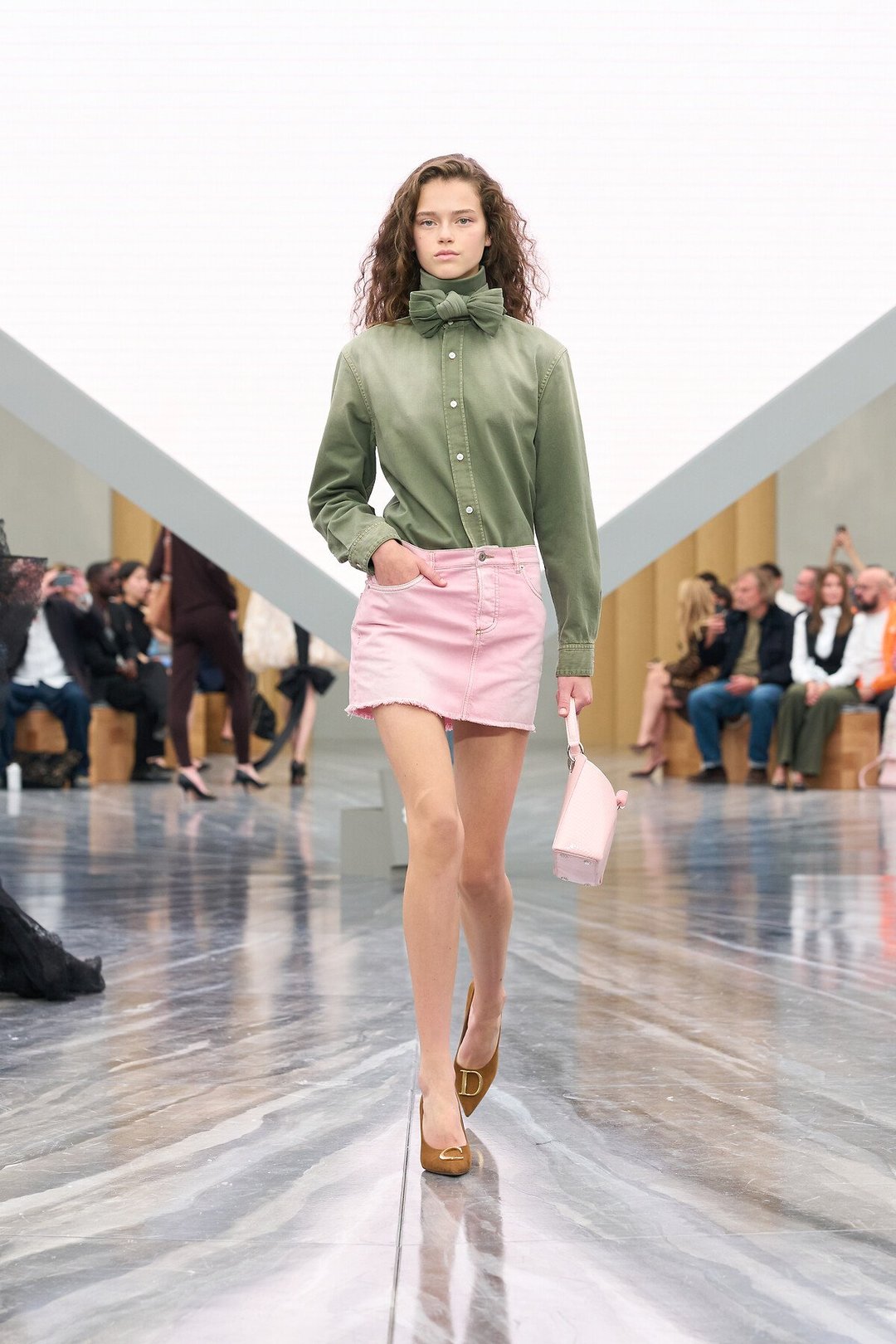 Dior SS26: Ο Jonathan Anderson τοποθετεί τους κώδικες του οίκου στο τώρα-18