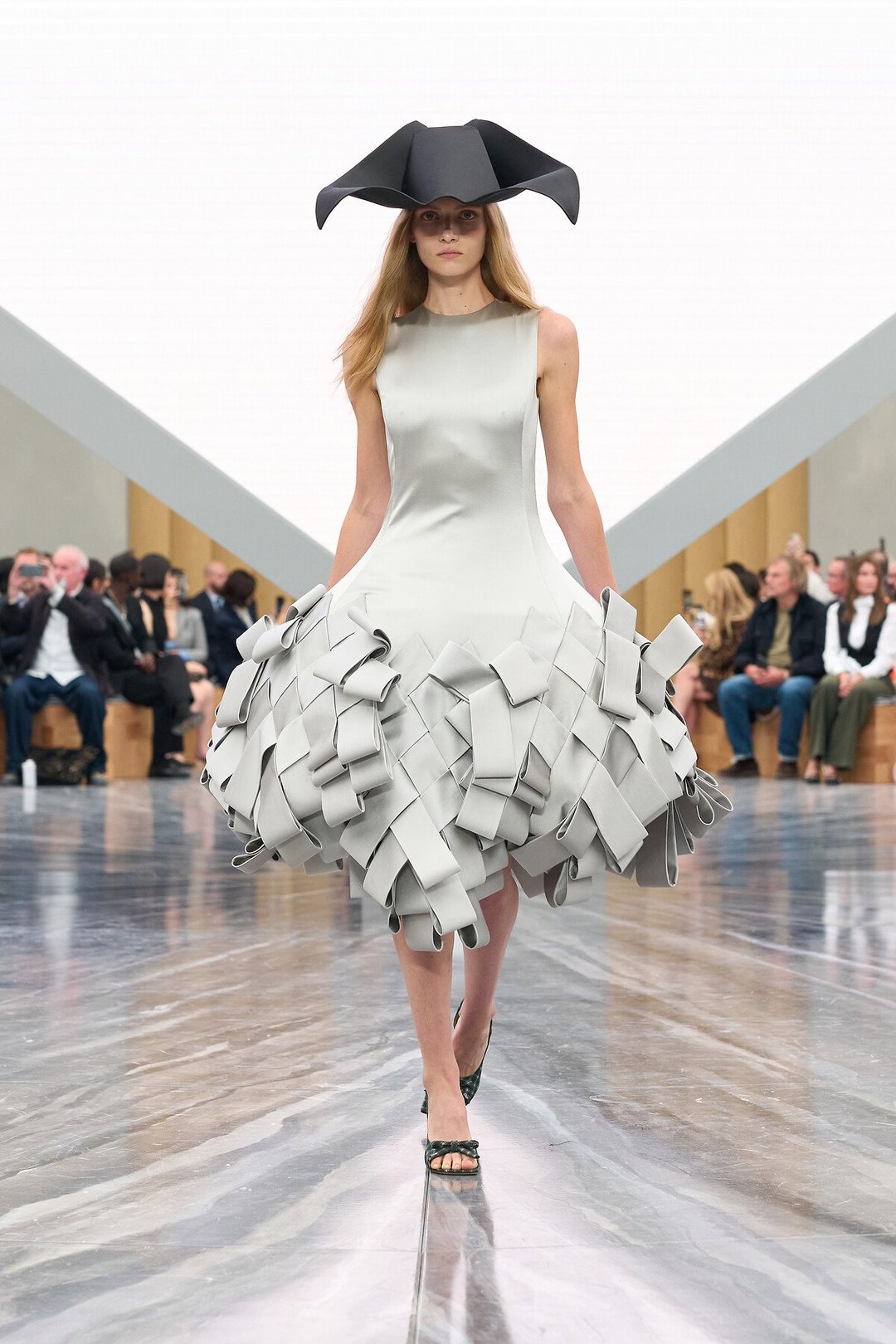 Dior SS26: Ο Jonathan Anderson τοποθετεί τους κώδικες του οίκου στο τώρα-19