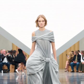 dior-ss26-ο-jonathan-anderson-τοποθετεί-τους-κώδικες-του-οίκ-375580