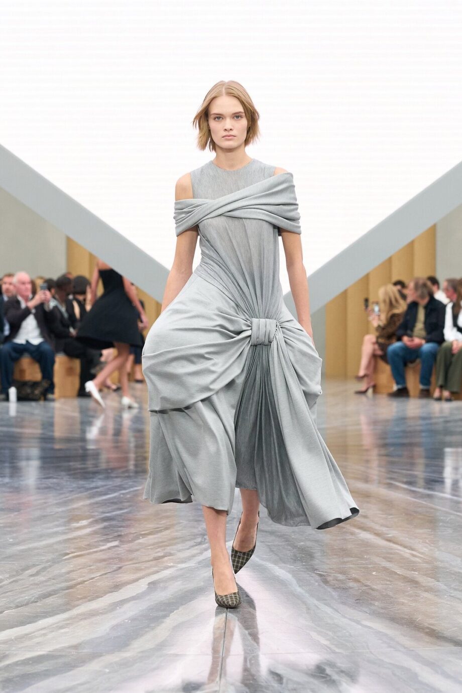 dior-ss26-ο-jonathan-anderson-τοποθετεί-τους-κώδικες-του-οίκ-375580