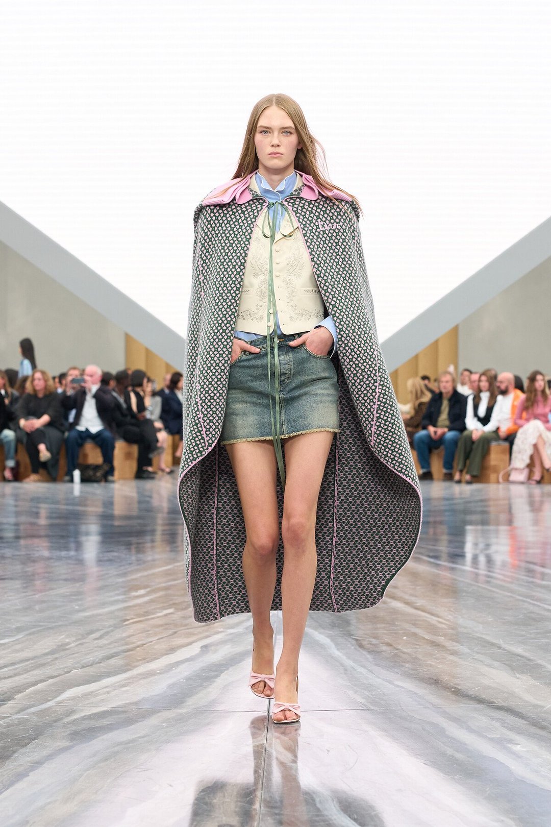 Dior SS26: Ο Jonathan Anderson τοποθετεί τους κώδικες του οίκου στο τώρα-2