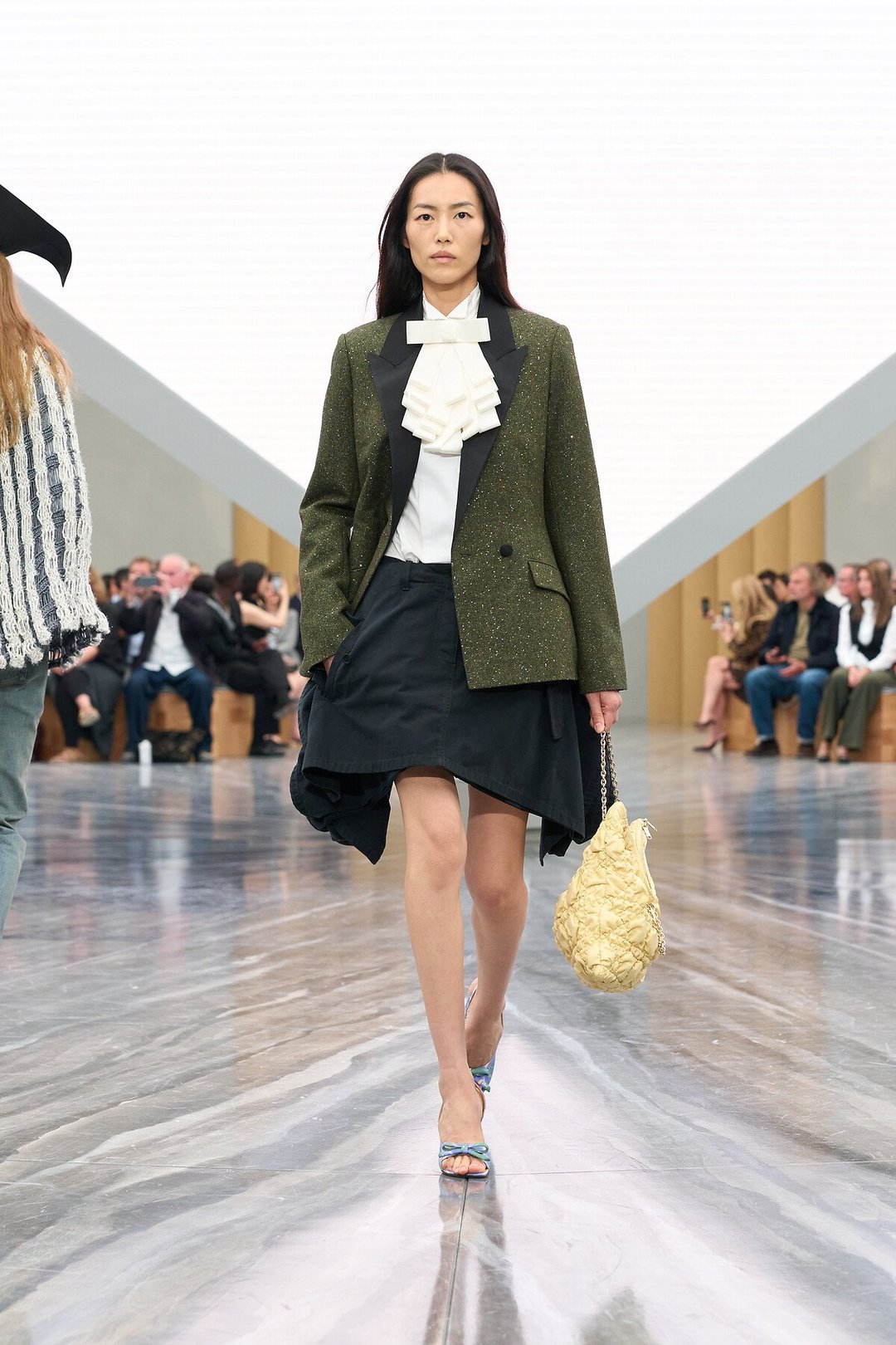 Dior SS26: Ο Jonathan Anderson τοποθετεί τους κώδικες του οίκου στο τώρα-21
