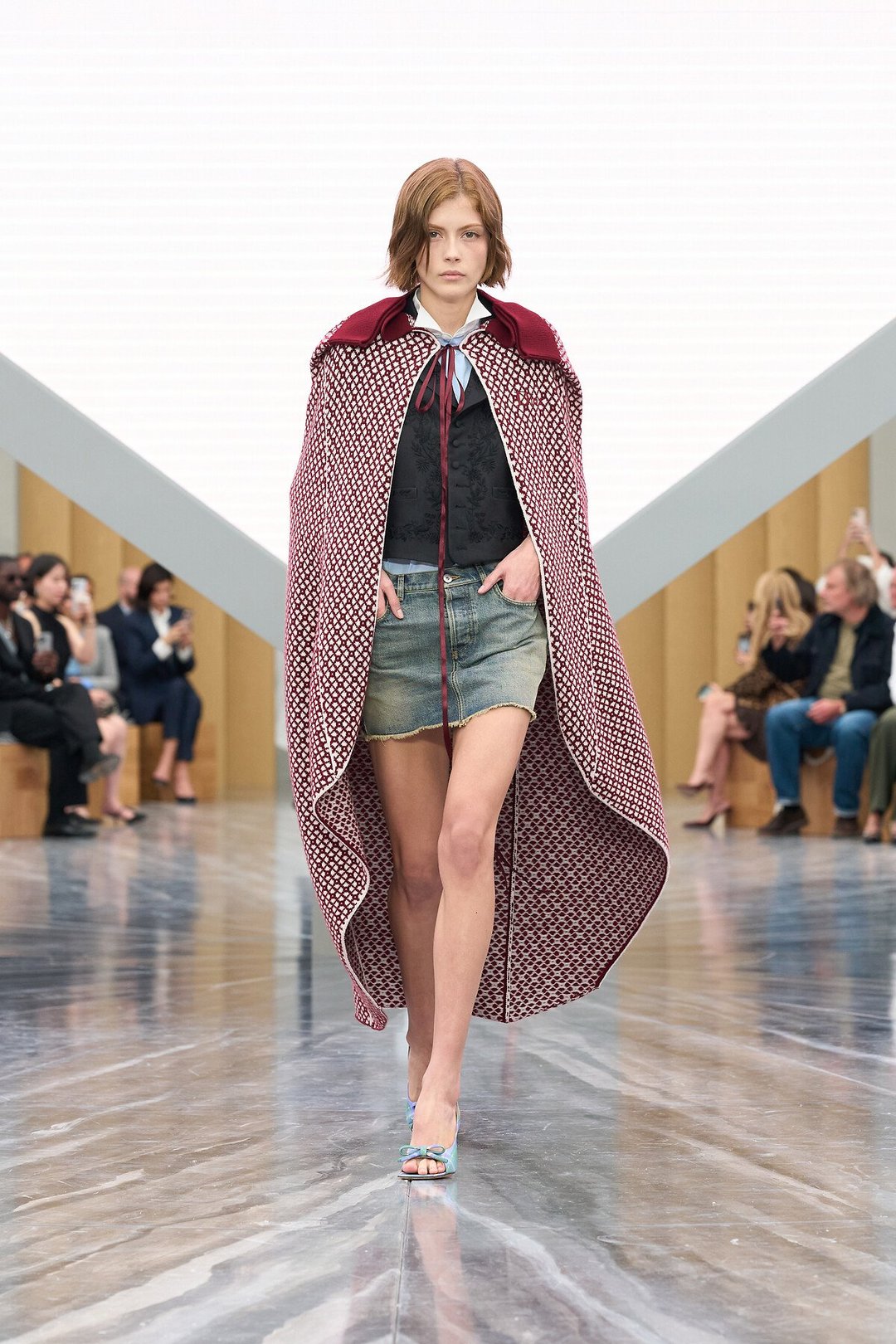 Dior SS26: Ο Jonathan Anderson τοποθετεί τους κώδικες του οίκου στο τώρα-22