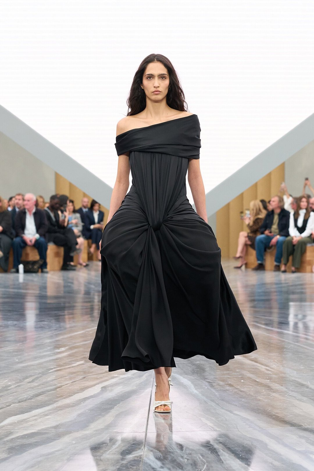 Dior SS26: Ο Jonathan Anderson τοποθετεί τους κώδικες του οίκου στο τώρα-23