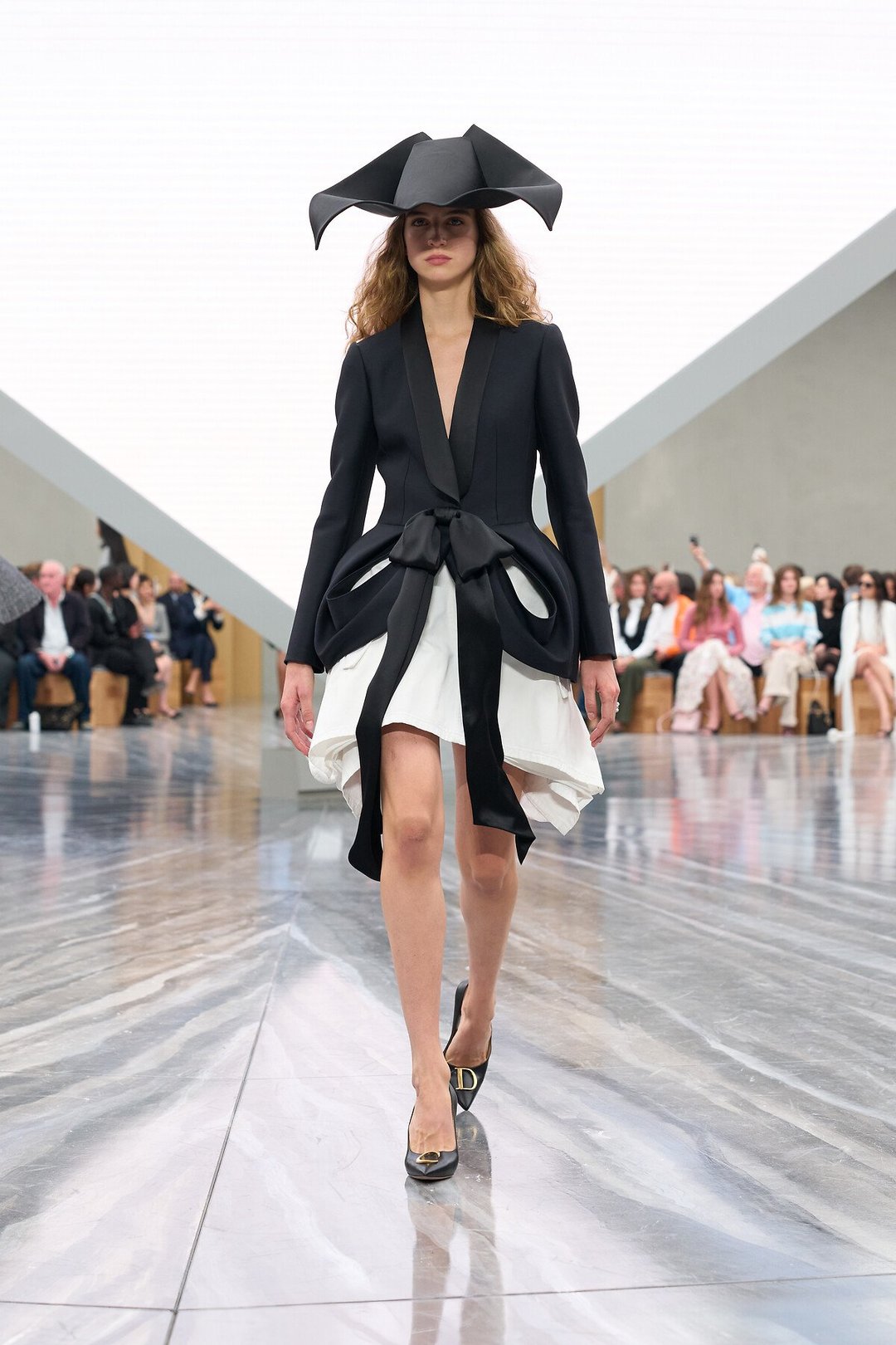 Dior SS26: Ο Jonathan Anderson τοποθετεί τους κώδικες του οίκου στο τώρα-24