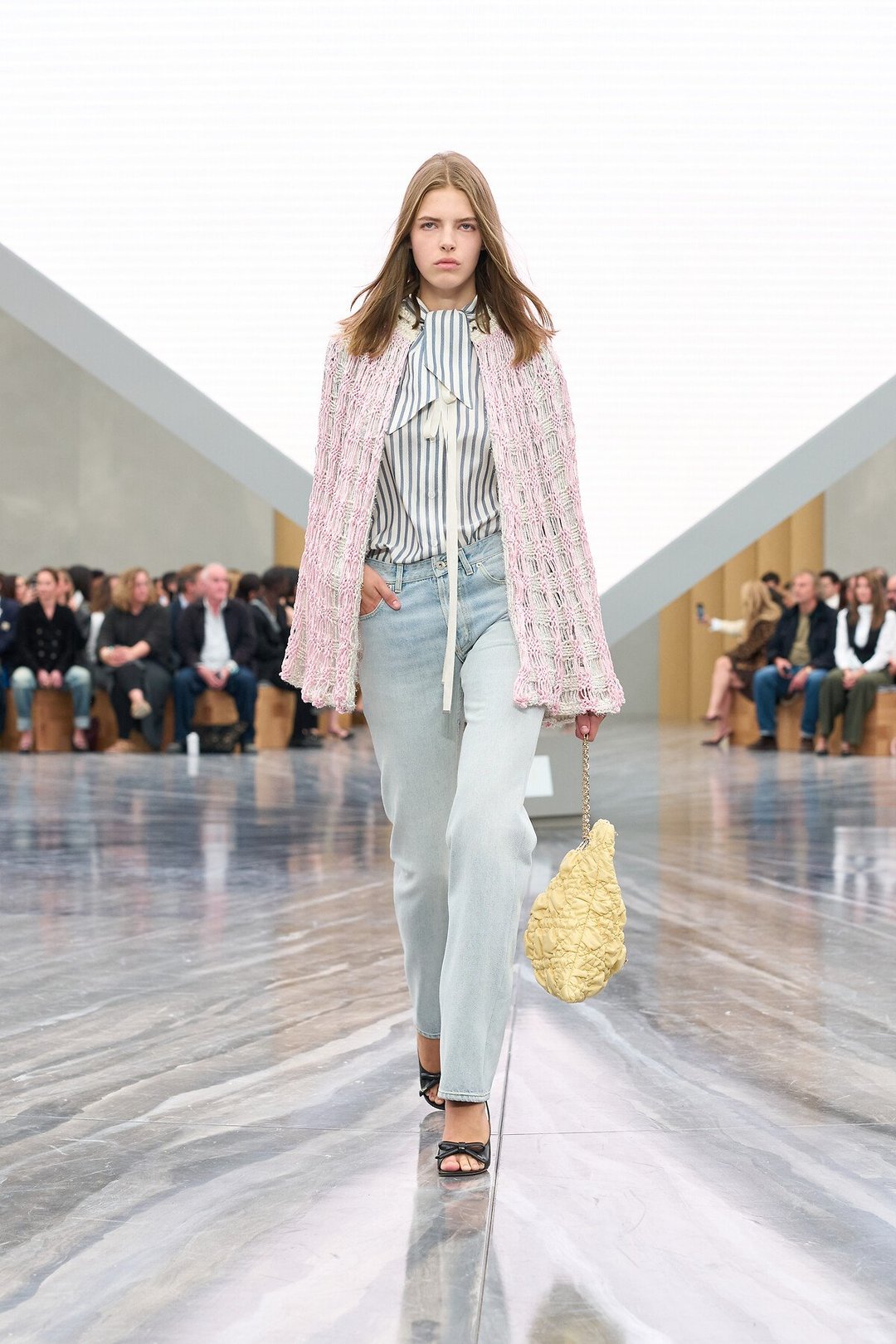 Dior SS26: Ο Jonathan Anderson τοποθετεί τους κώδικες του οίκου στο τώρα-25