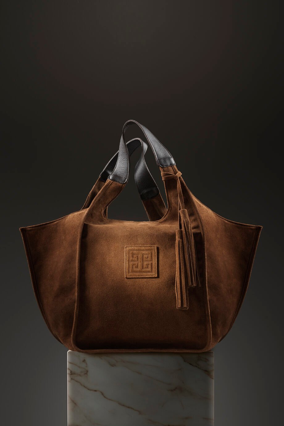 el-bags-οι-σουέντ-τσάντες-ορίζουν-τη-νέα-εκδ-381469