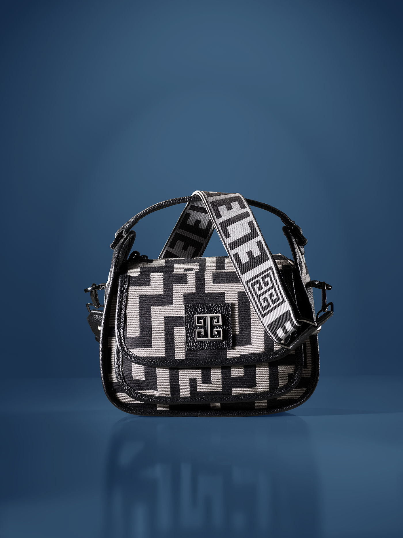 EL Bags: Οι σουέντ τσάντες ορίζουν τη νέα εκδοχή της πολυτέλειας-5