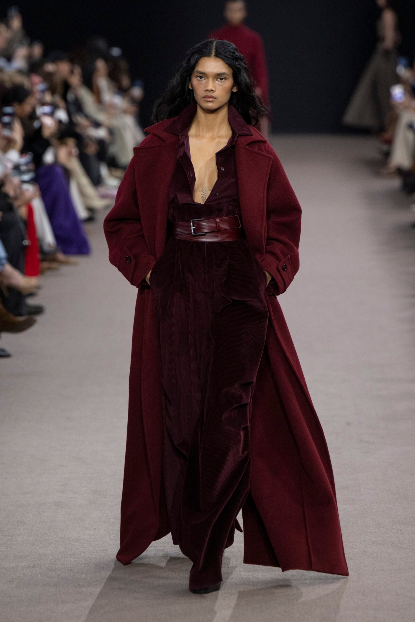 Το παλτό του χειμώνα είναι ultra long και προσελκύει όλα τα βλέμματα-1