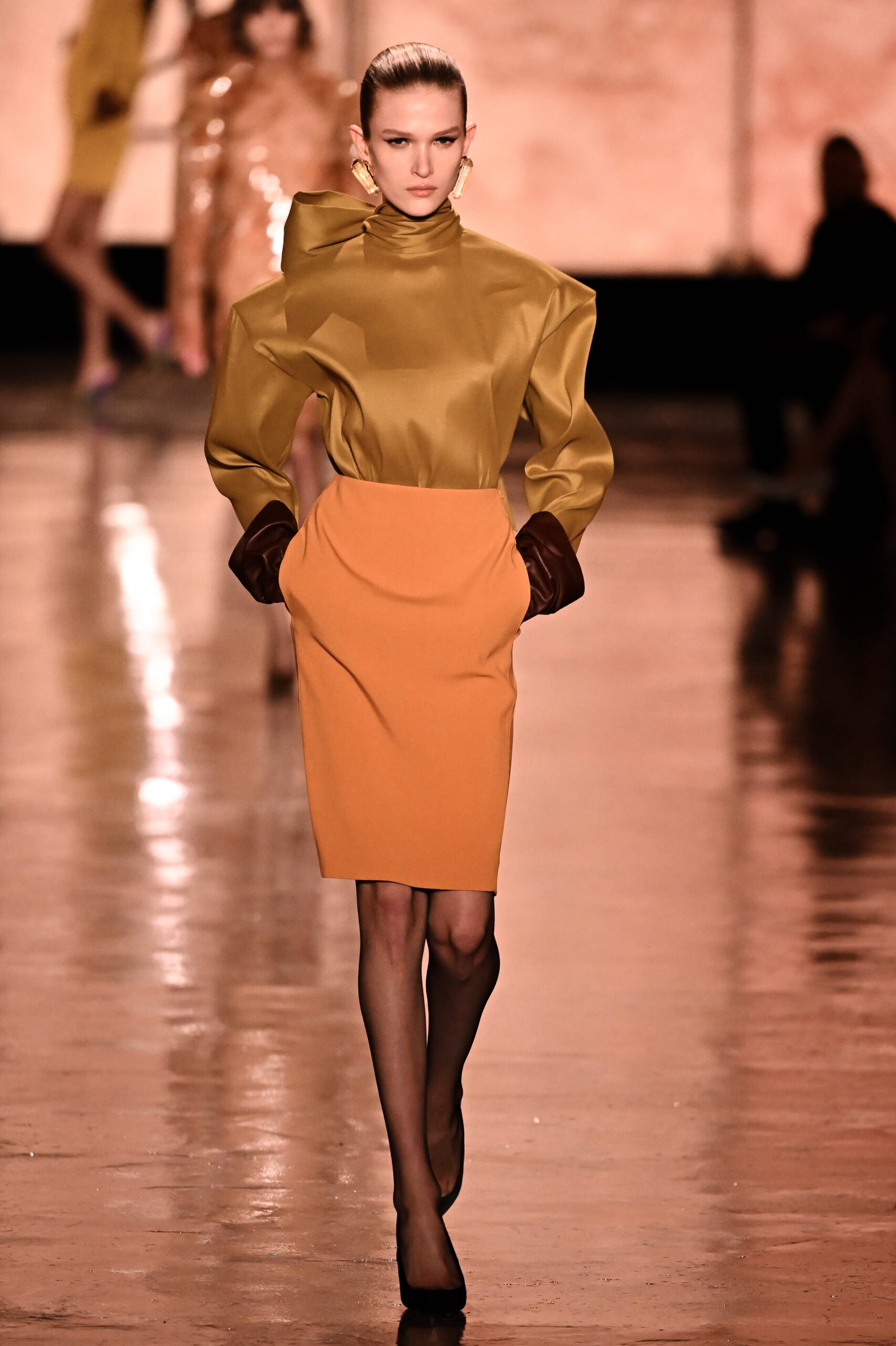 Από το catwalk στο street style: Η pencil φούστα είναι ένα σύμβολο που επιστρέφει ανανεωμένο-1