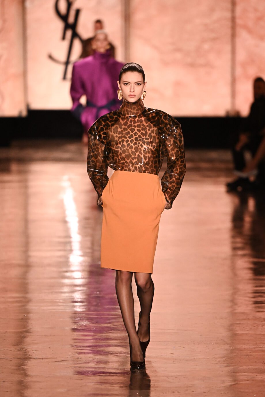 από-το-catwalk-στο-street-style-η-pencil-φούστα-είναι-ένα-σύμβ-381290