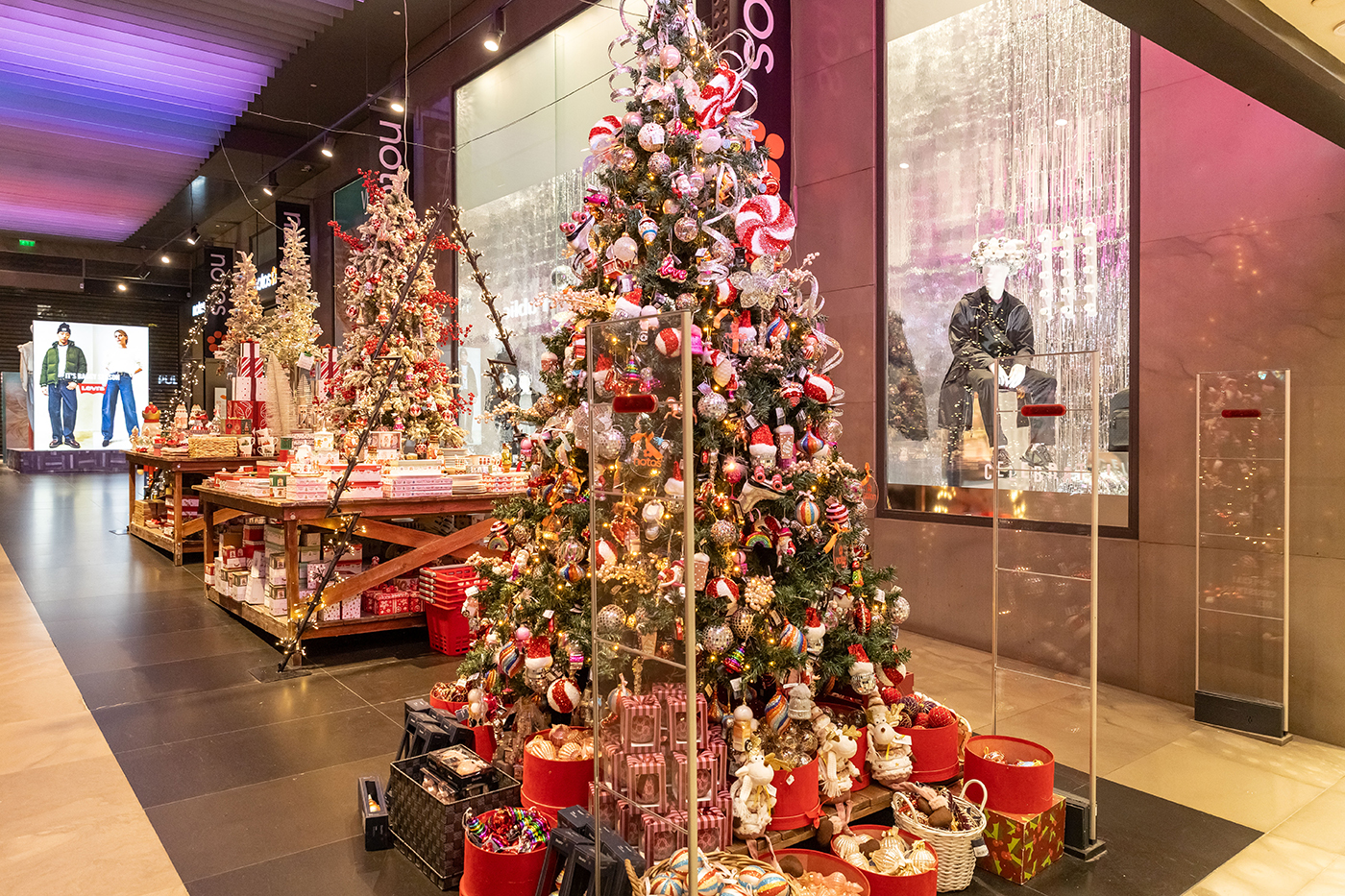 Στα πολυκαταστήματα notos είναι ήδη Χριστούγεννα-3
