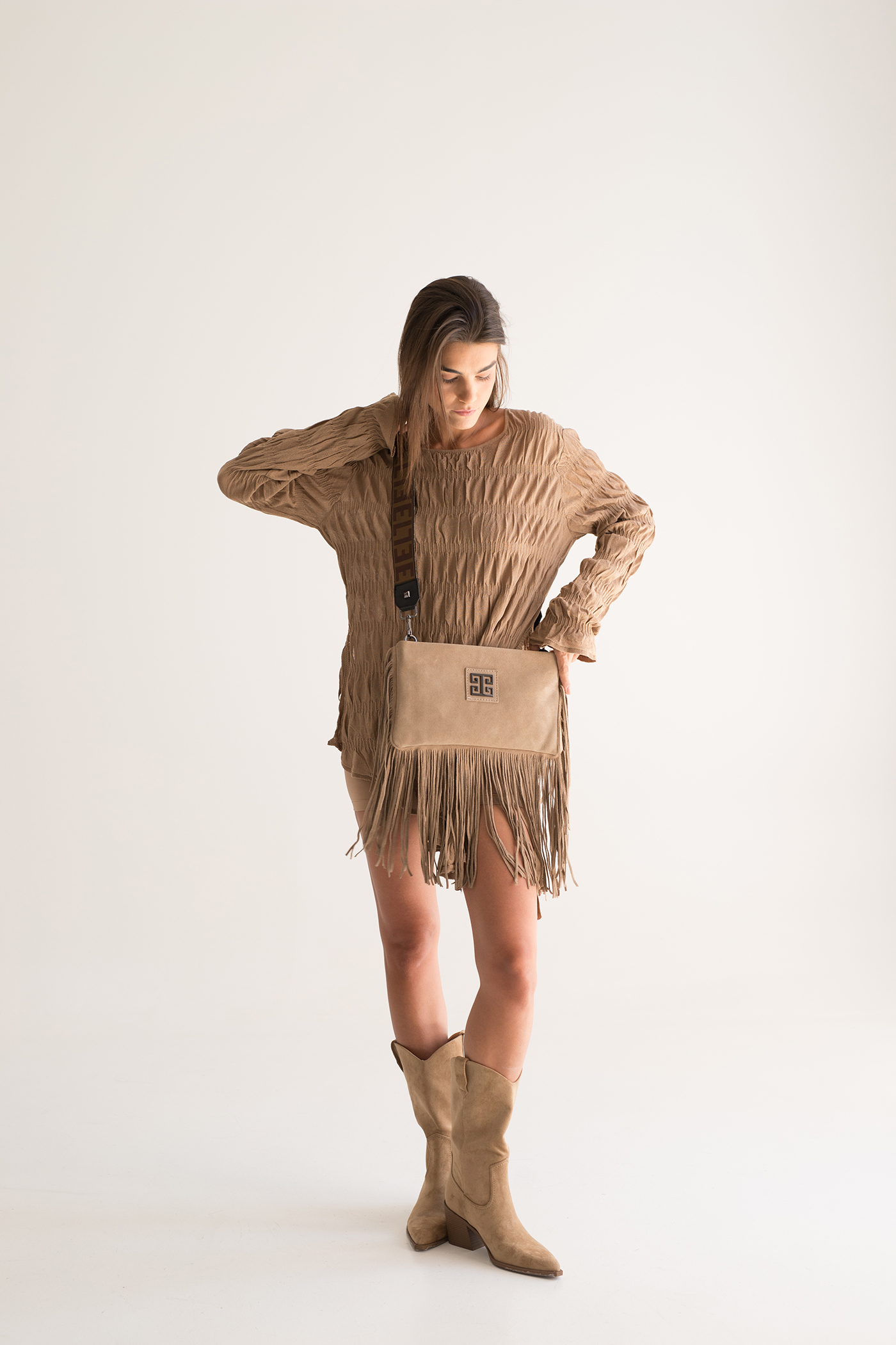 EL Bags: Οι σουέντ τσάντες ορίζουν τη νέα εκδοχή της πολυτέλειας-1